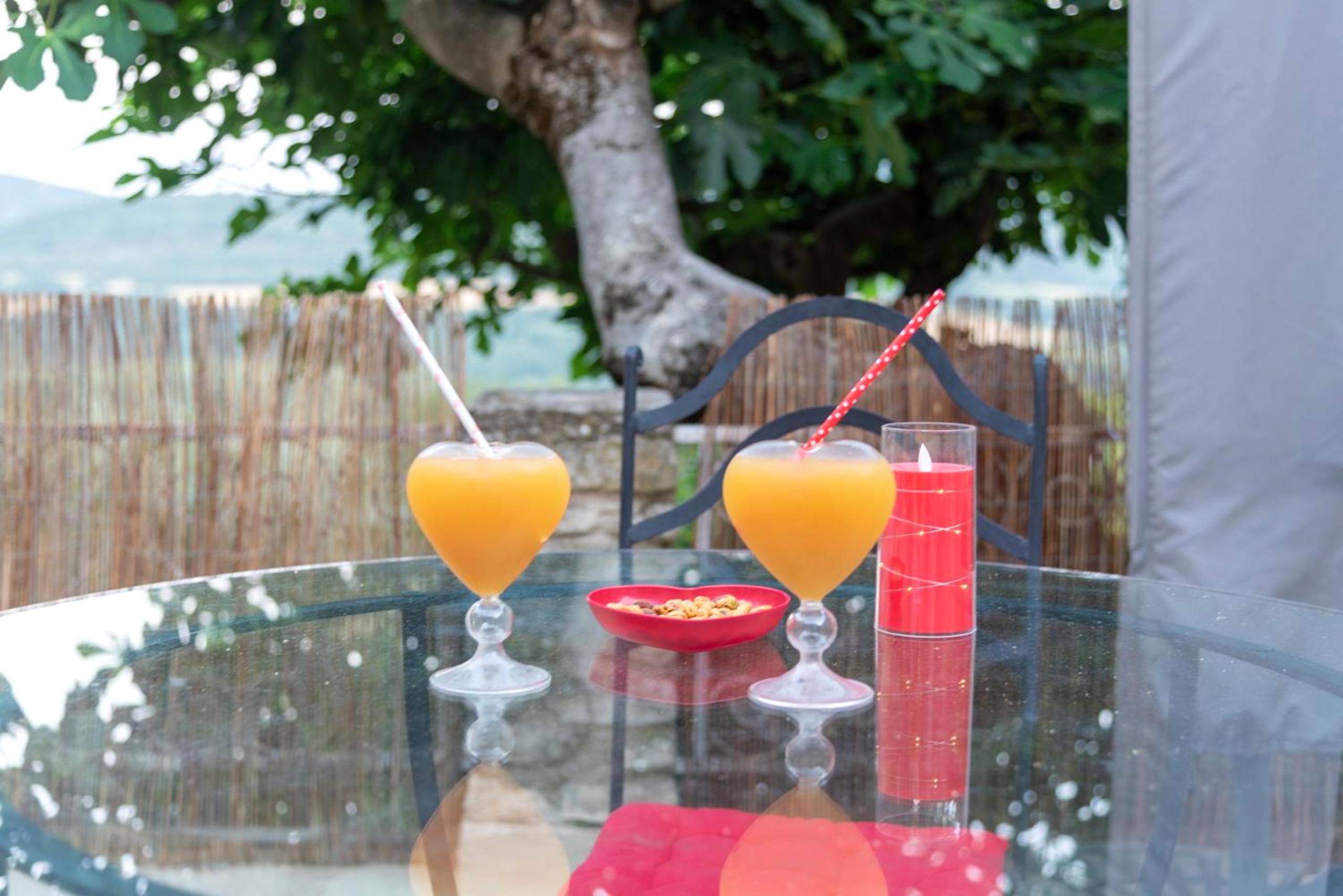 Cocktails en forme de cœur sur table de terrasse - Gite au nid d'Ange