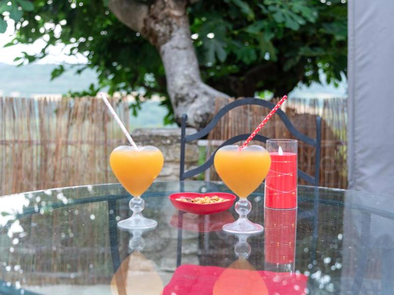 Cocktails en forme de cœur sur table de terrasse - Gite au nid d'Ange