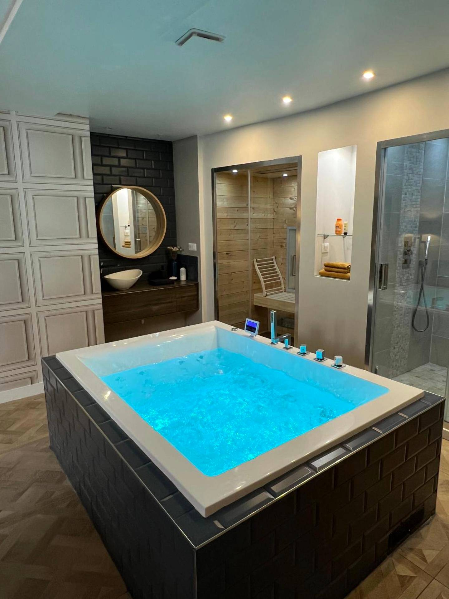 Jacuzzi privatif lumineux, sauna et douche - Appartement avec Jacuzzi Sauna & Home Cinéma - Nid d'Angers