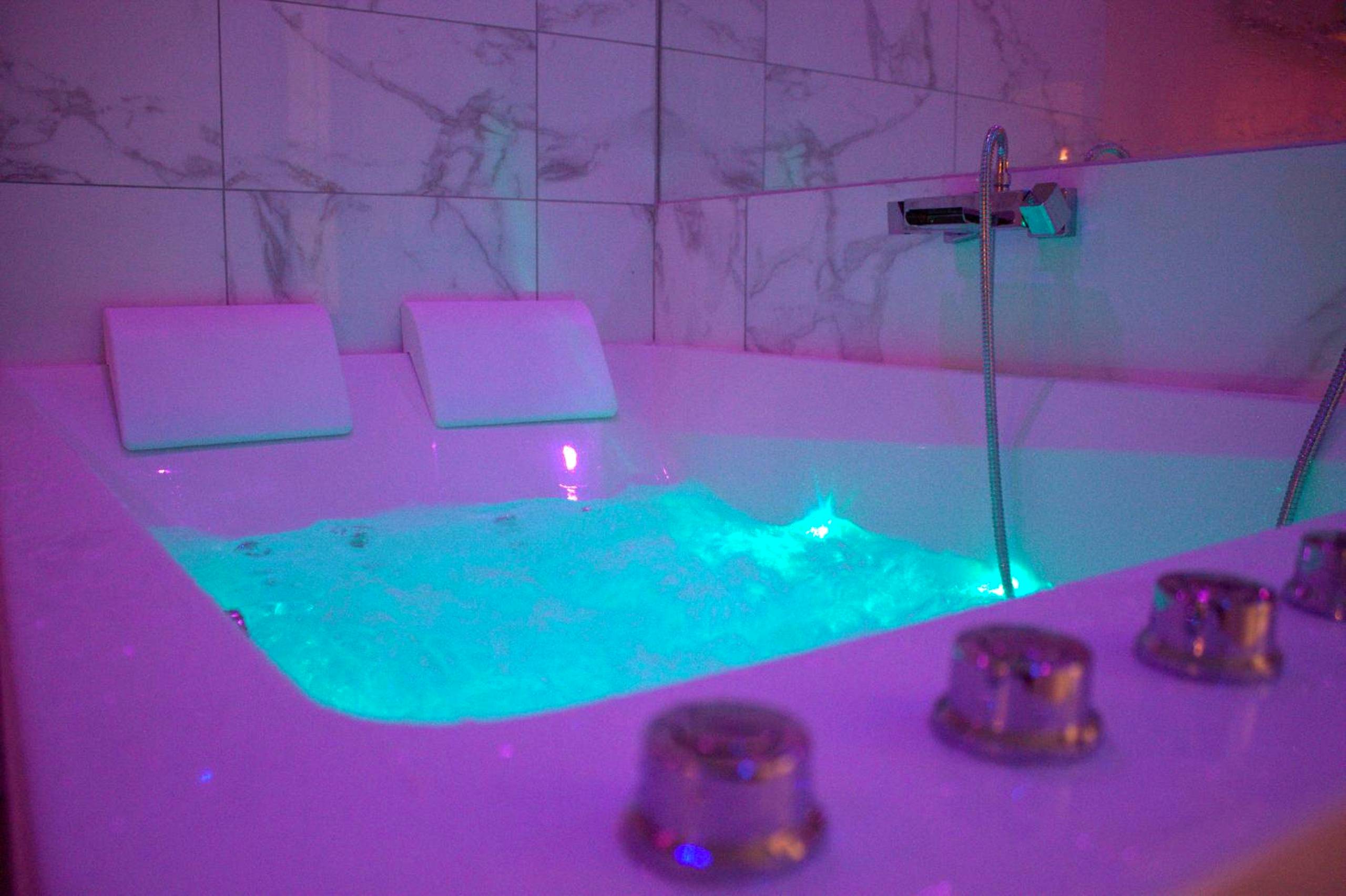 Jacuzzi privatif avec éclairage néon bleu - Love Room Dijon - Le Nid de la Chouette by Apparts Spa Dijon