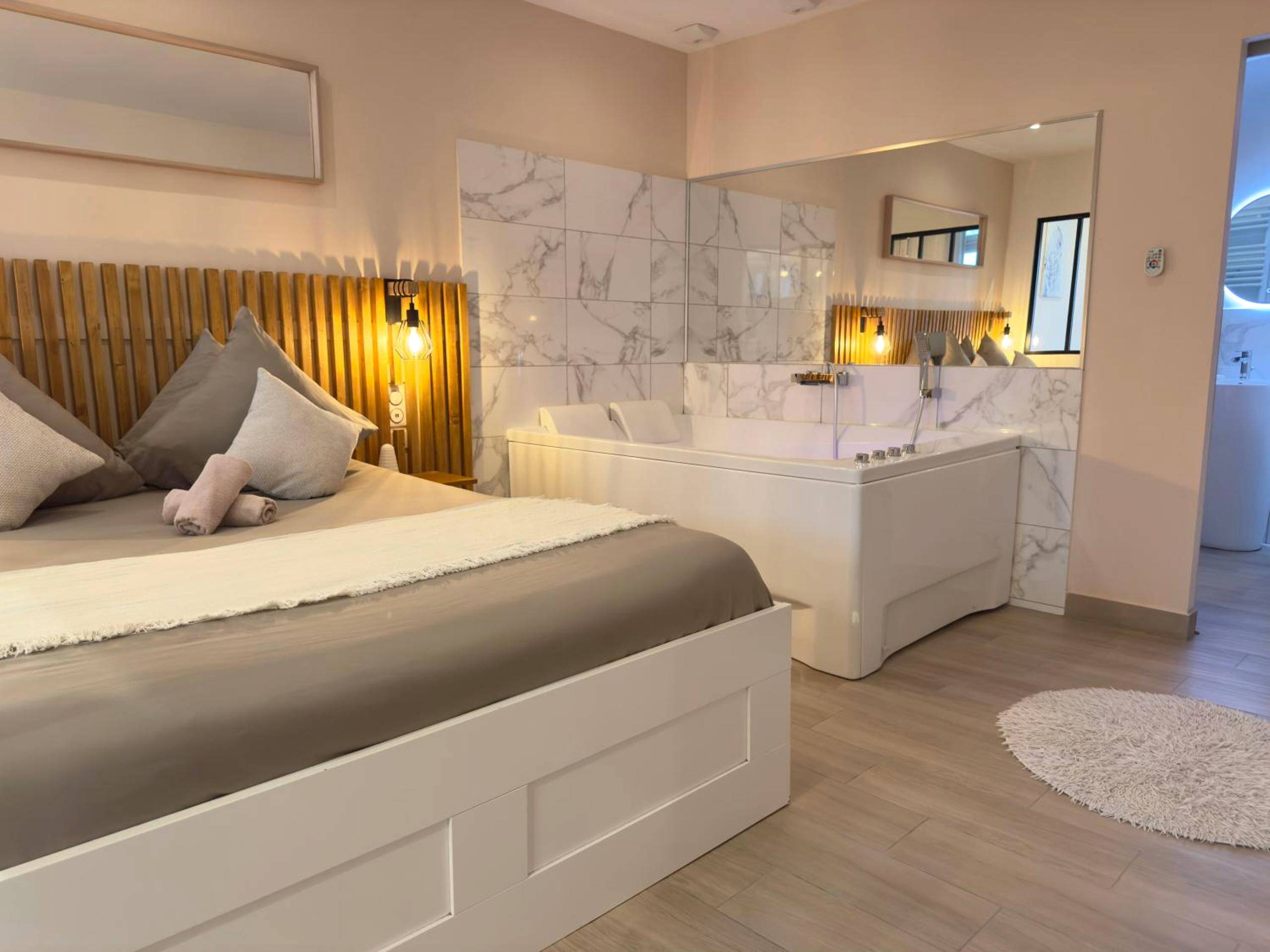 Chambre avec lit king size et jacuzzi - Le Nid de la Chouette by Apparts Spa Dijon