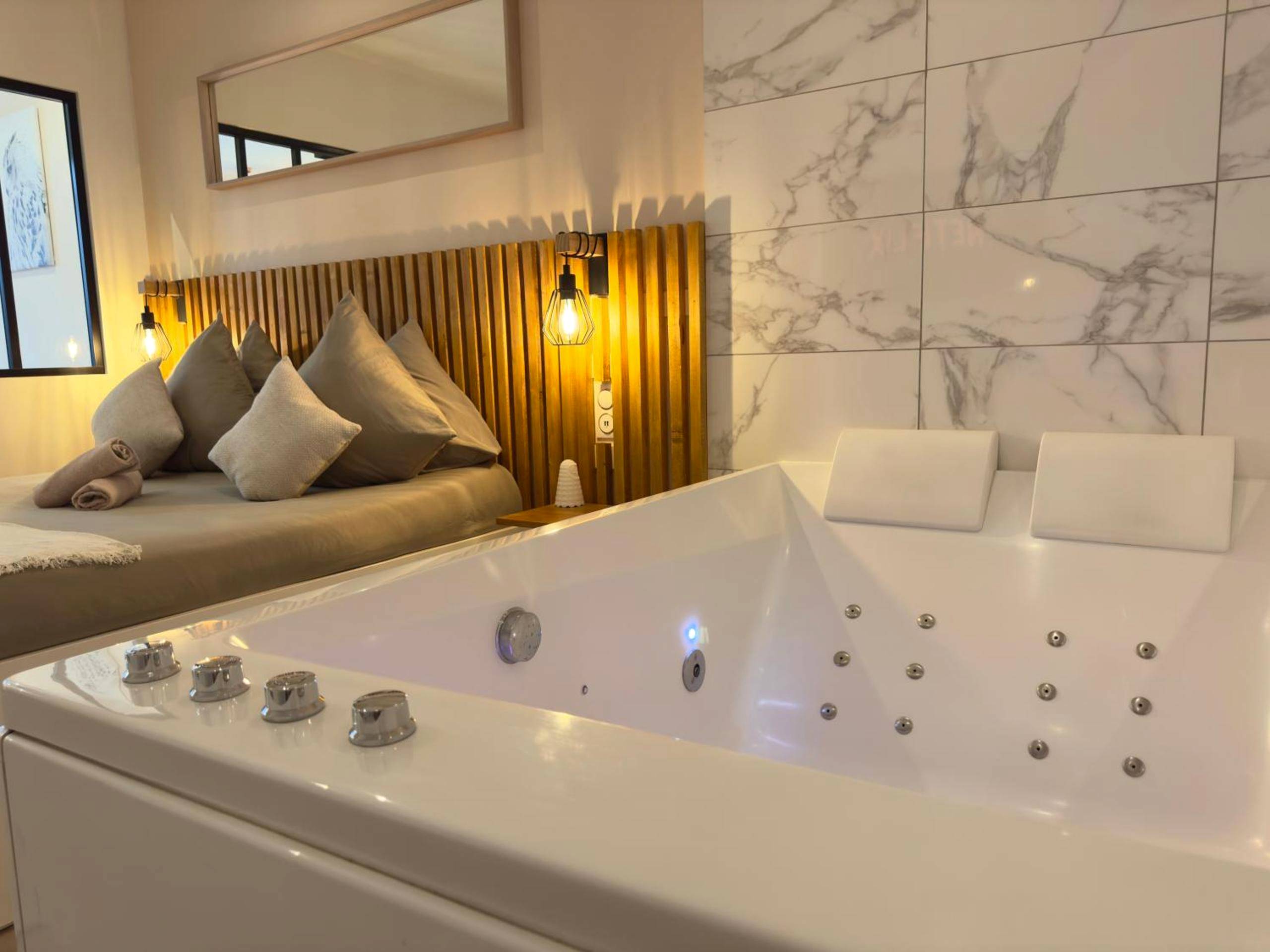 Baignoire balnéo face au lit double - Le Nid de la Chouette by Apparts Spa Dijon