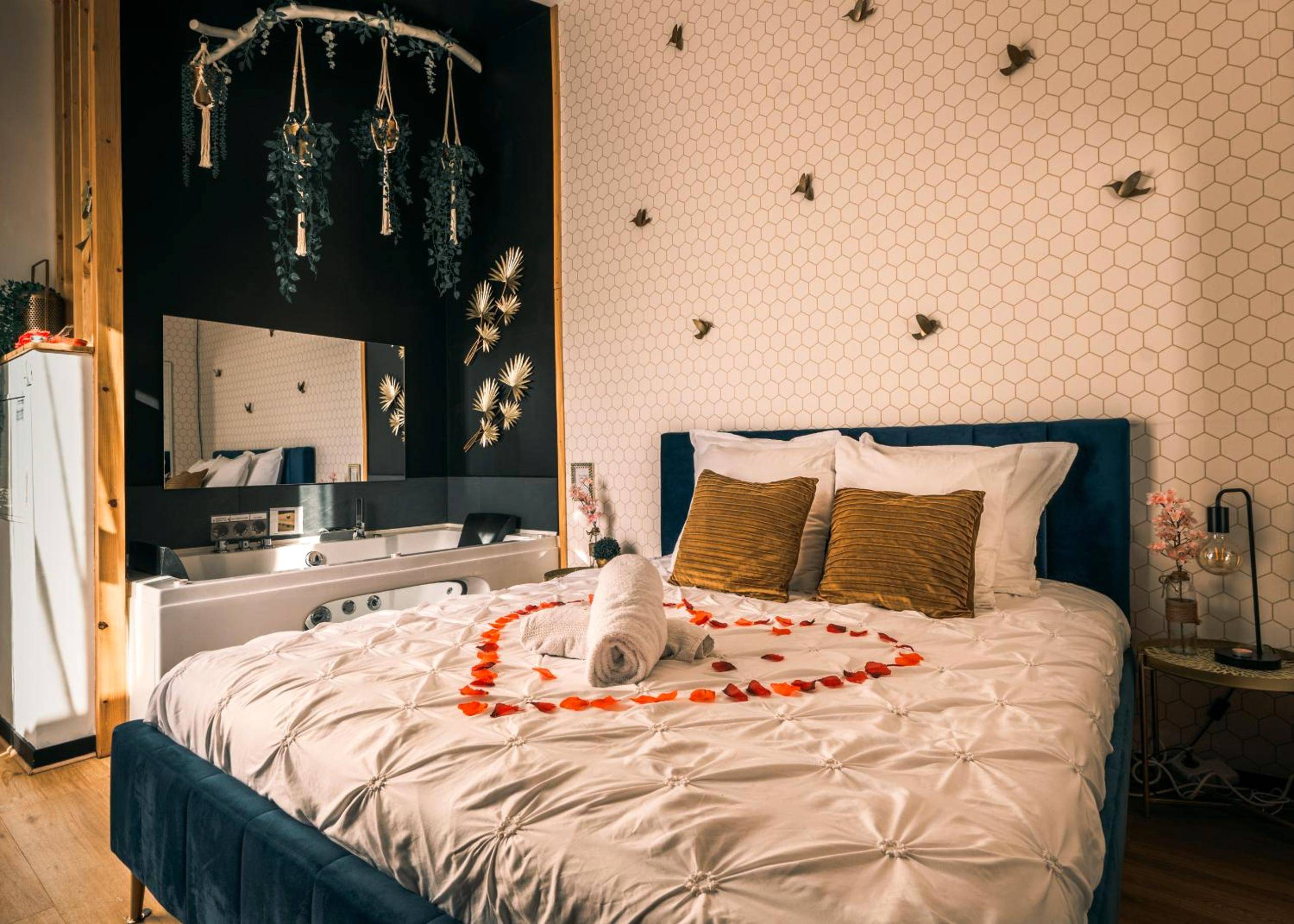 Lit double avec cœur en pétales de rose - Love Room Le Barcarès - Nid Doré - Suite bien - être avec sauna & balnéo privatifs
