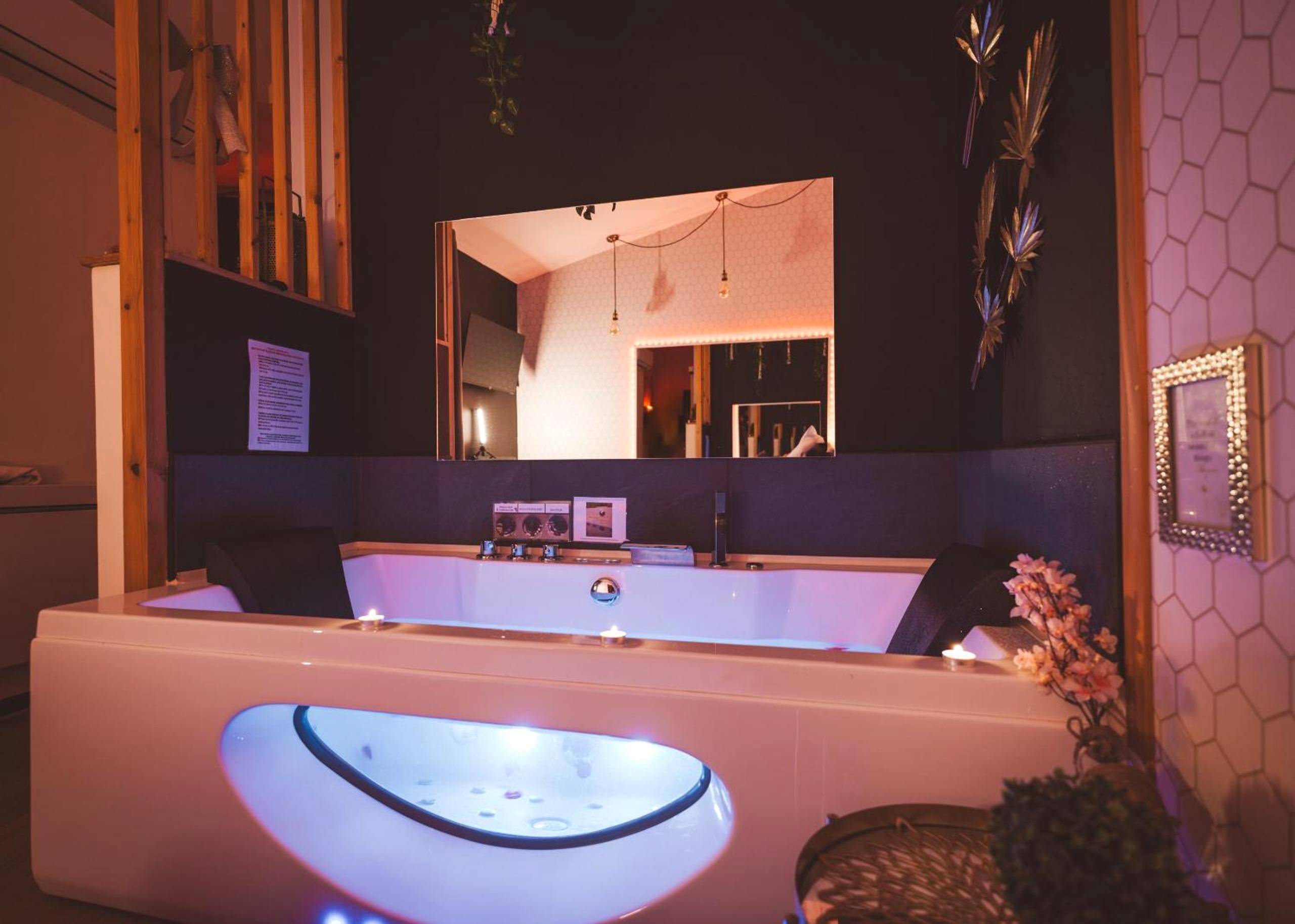 Baignoire balnéo avec éclairage LED bleu - Nid Doré - Suite bien - être avec sauna & balnéo privatifs