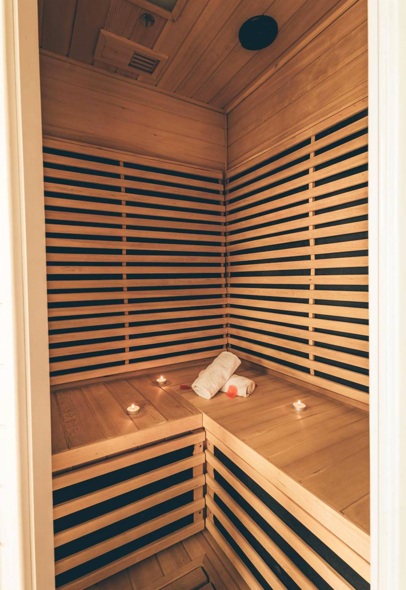 Sauna traditionnel en bois avec bougies - Nid Doré - Suite bien - être avec sauna & balnéo privatifs