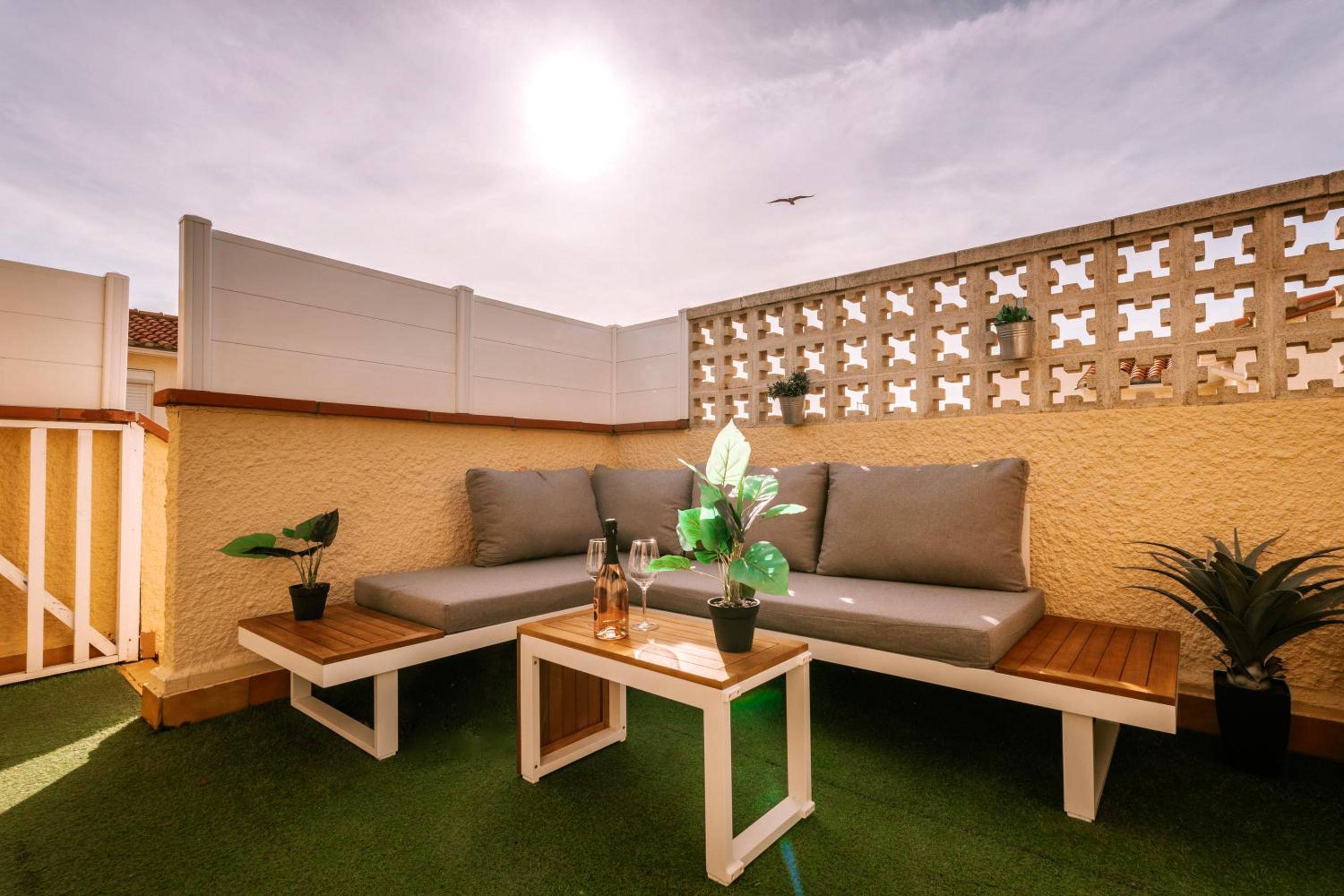 Terrasse privative avec salon de jardin - Nid Doré - Suite bien - être avec sauna & balnéo privatifs