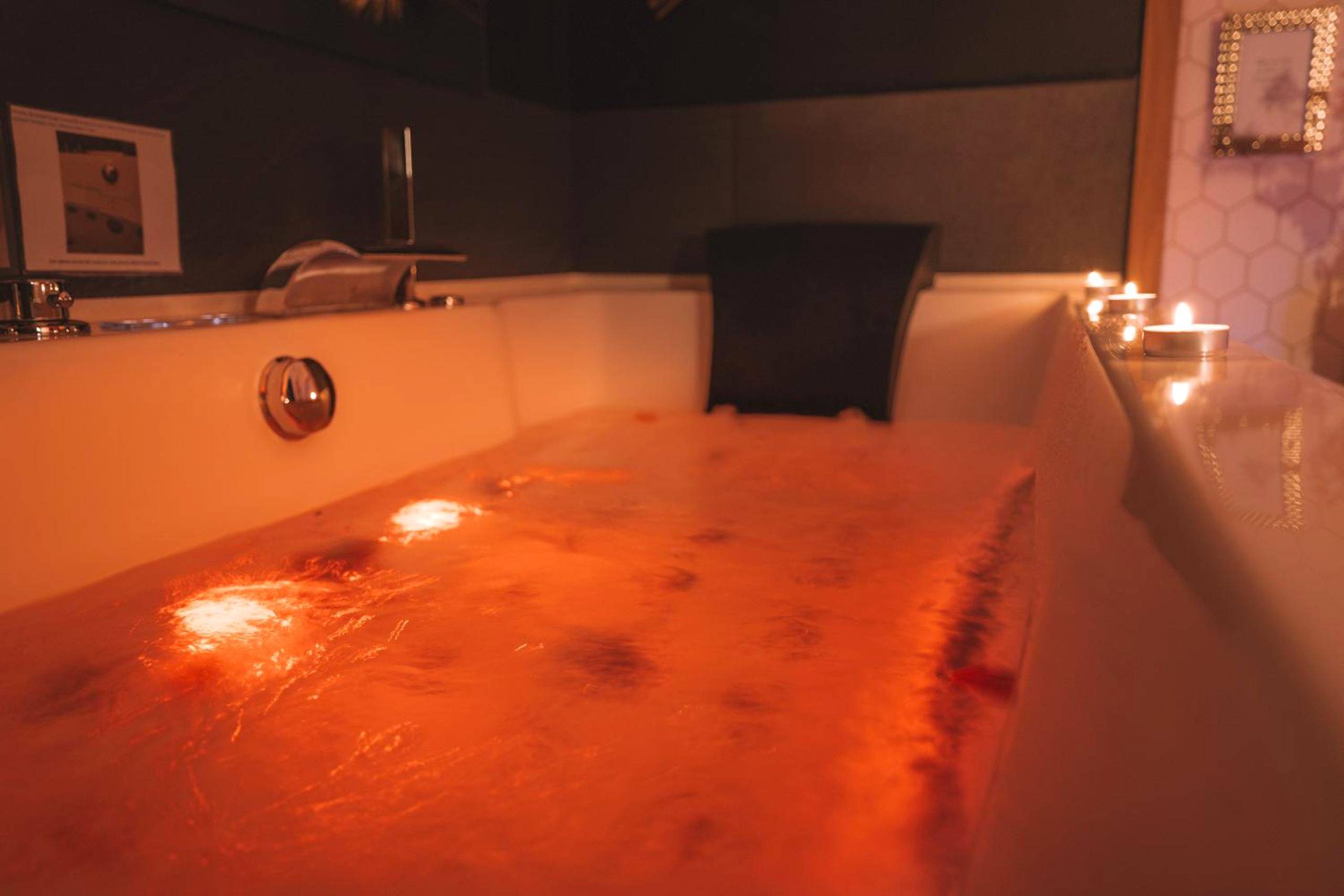 Photo du logement - Nid Doré - Suite bien - être avec sauna & balnéo privatifs - Le Barcarès