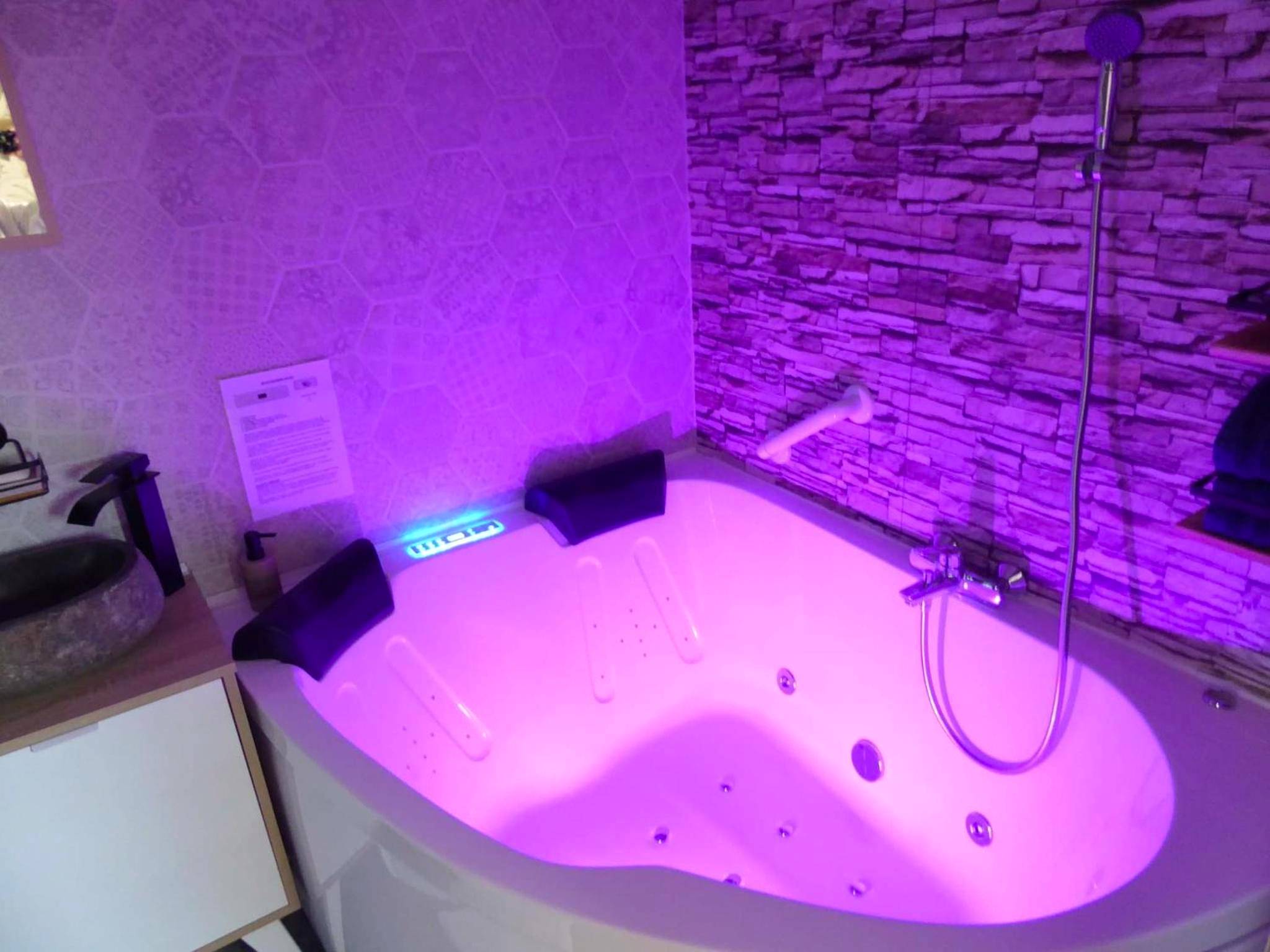 Baignoire balnéo avec éclairage rose - Love Room Ottmarsheim - Le nid douillet d'Alsace et sa balnéo