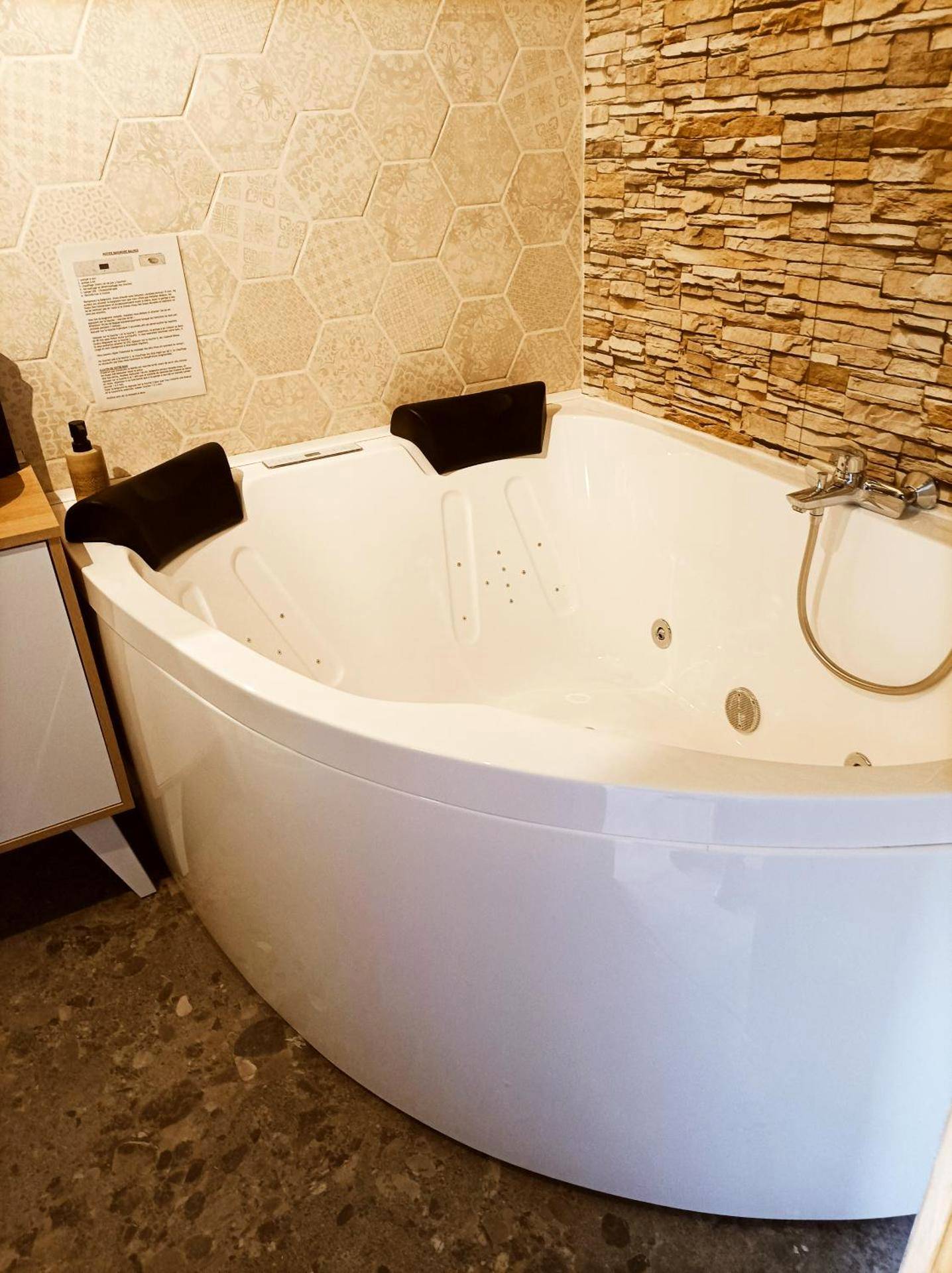 Jacuzzi privatif d'angle blanc - Le nid douillet d'Alsace et sa balnéo