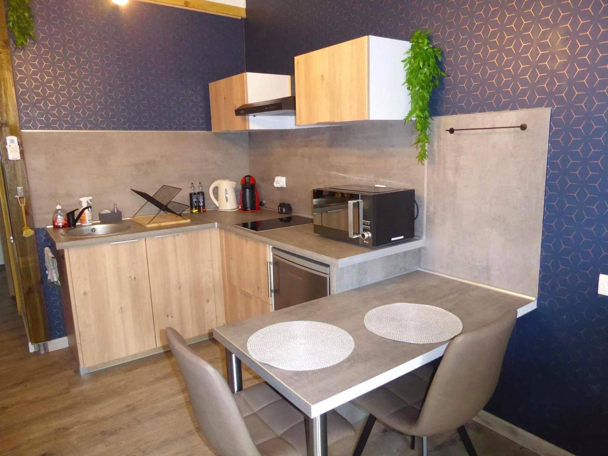 Cuisine équipée avec coin repas - Le nid douillet d'Alsace et sa balnéo