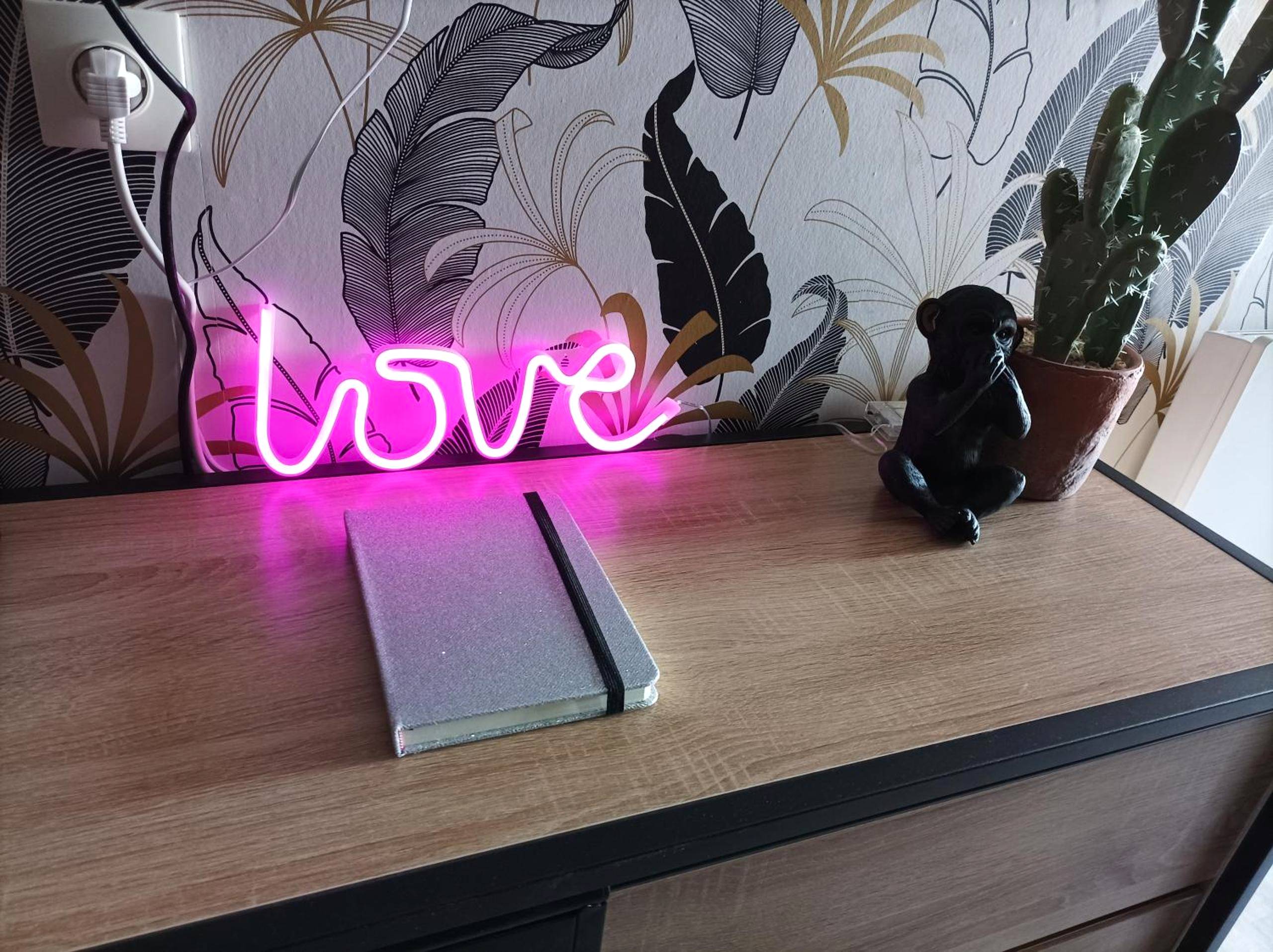 Décoration romantique avec néon Love - Le nid douillet d'Alsace et sa balnéo