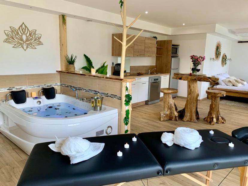 Jacuzzi privatif et table de massage - Love Room Guérande - Les Nids Guérandais - Loverooms