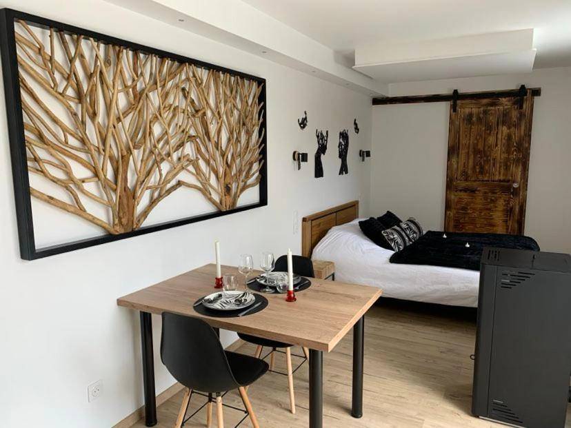 Espace repas avec décoration murale en bois - Les Nids Guérandais - Loverooms