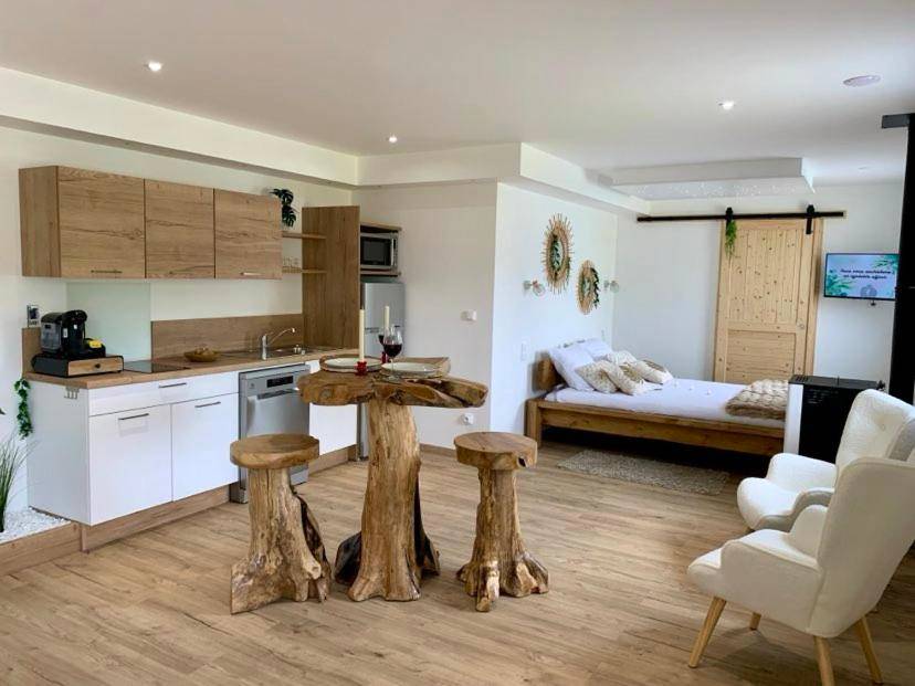 Cuisine équipée et coin nuit avec lit en bois - Les Nids Guérandais - Loverooms