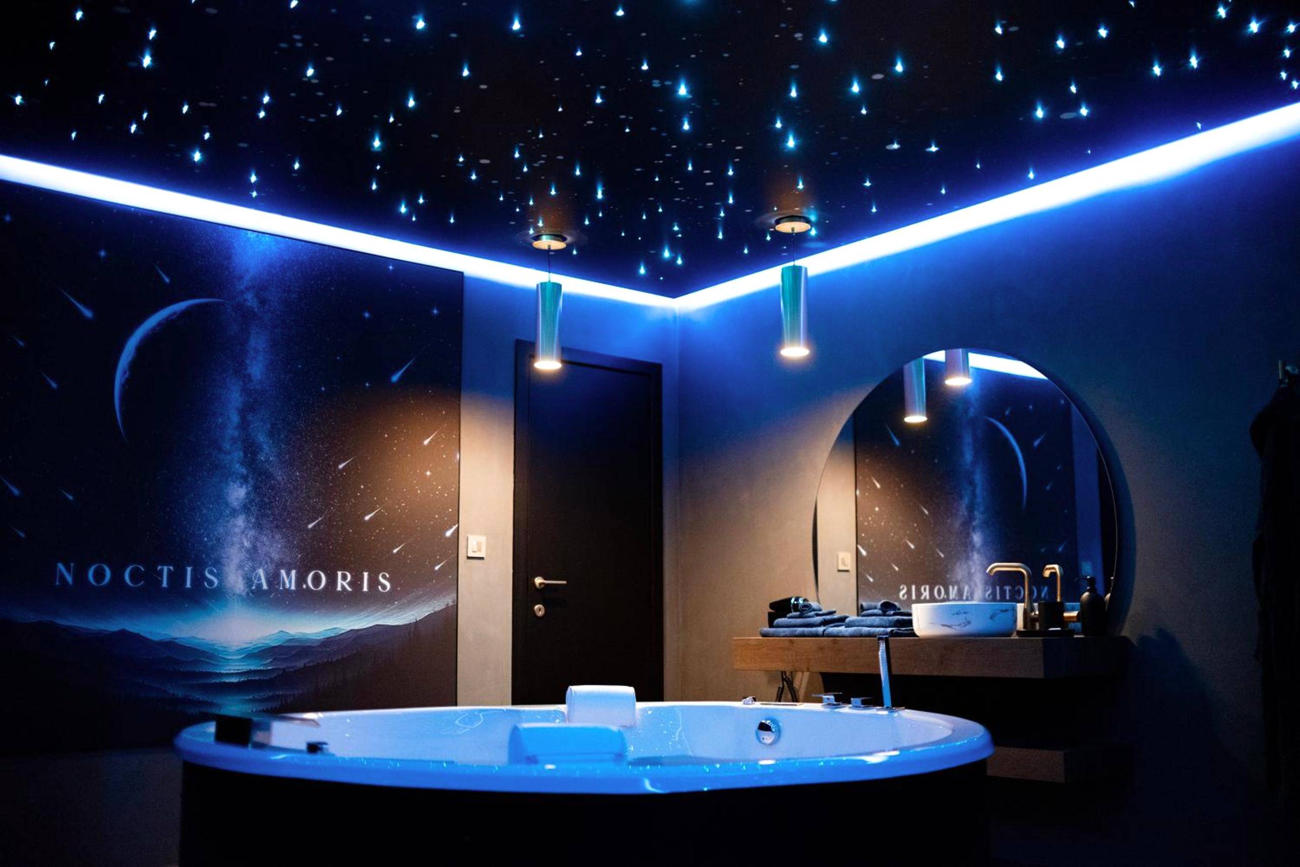 Jacuzzi rond sous un plafond étoilé - Love Room Onnaing - Noctis Amoris Suite Atypique Maizeret