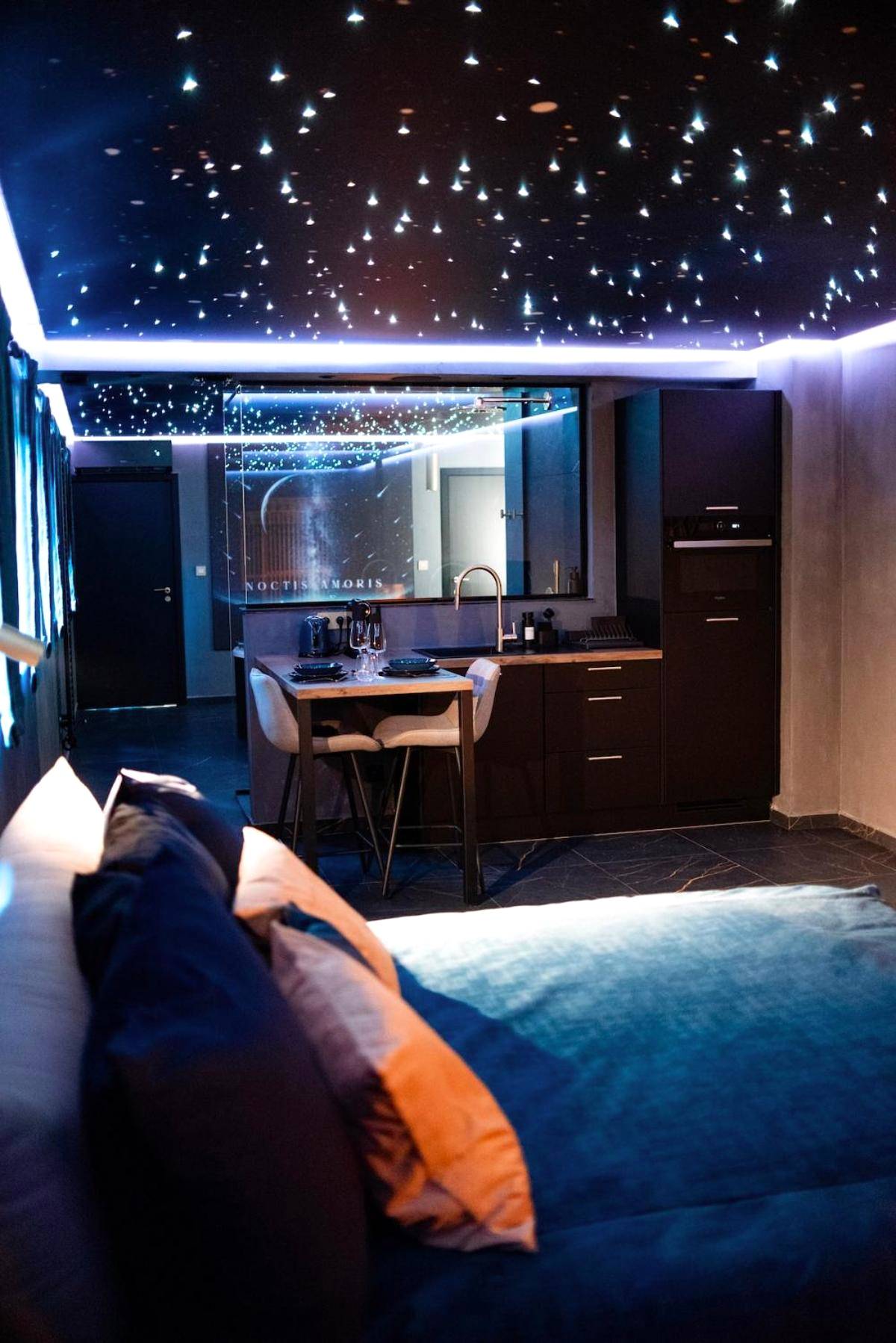 Espace studio avec lit et coin cuisine - Noctis Amoris Suite Atypique Maizeret