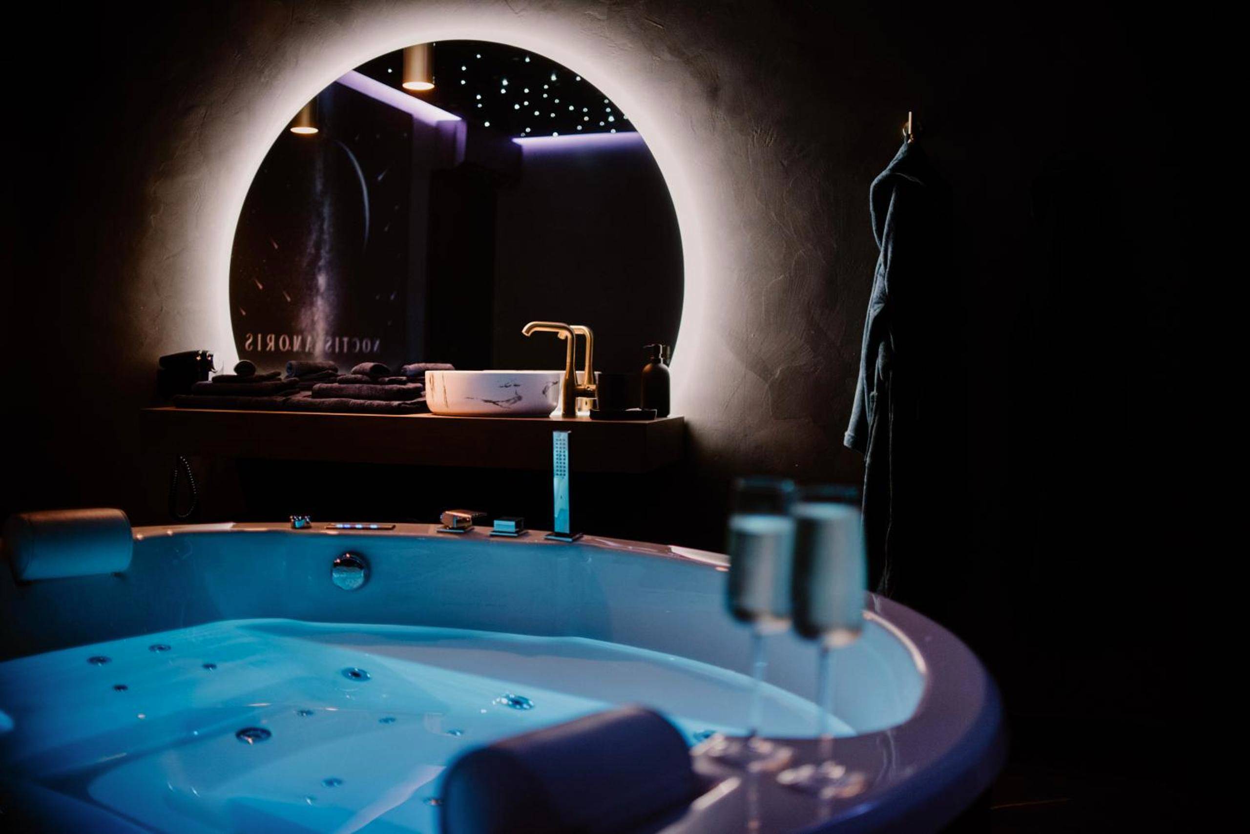 Baignoire balnéo éclairée et miroir rond - Noctis Amoris Suite Atypique Maizeret