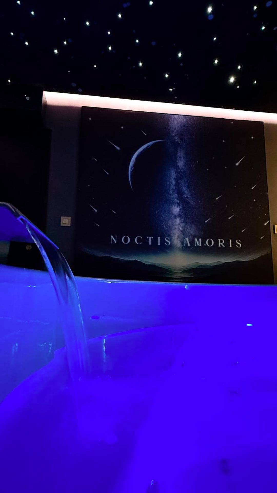 Cascade d'eau du jacuzzi et décor galaxie - Noctis Amoris Suite Atypique Maizeret