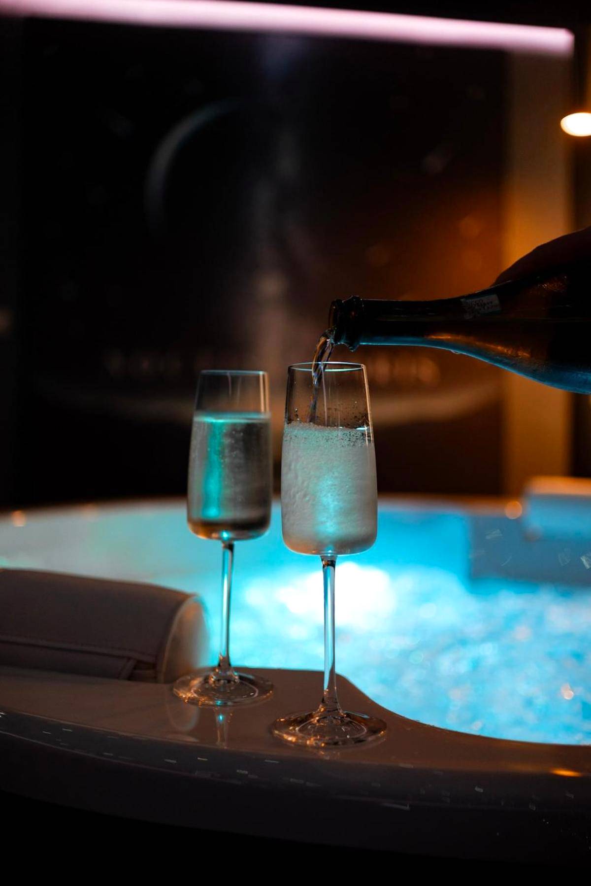 Coupes de champagne au bord du jacuzzi - Noctis Amoris Suite Atypique Maizeret