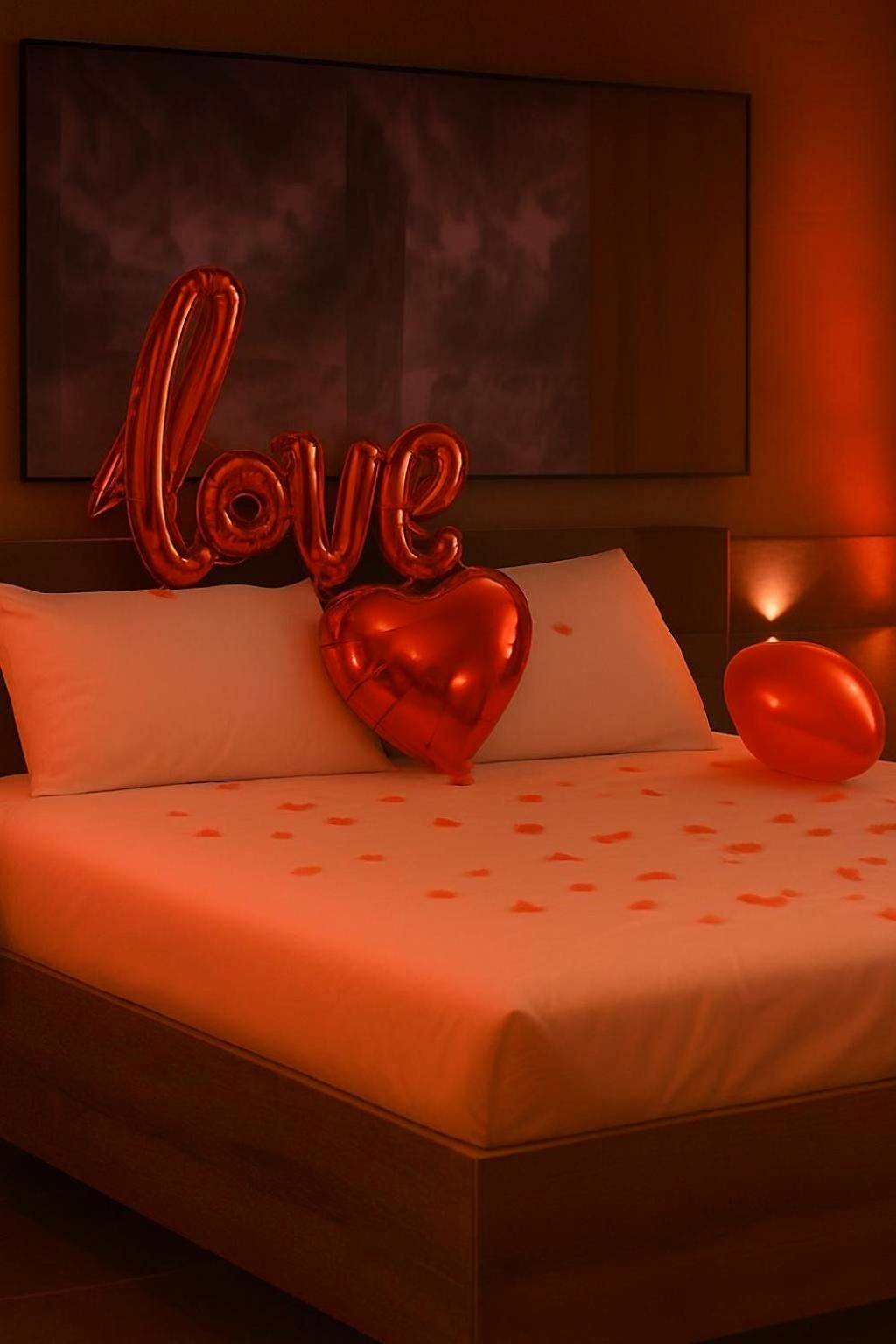 Lit double avec ballons Love et pétales - Love Room Ollioules - Nos Limites Room