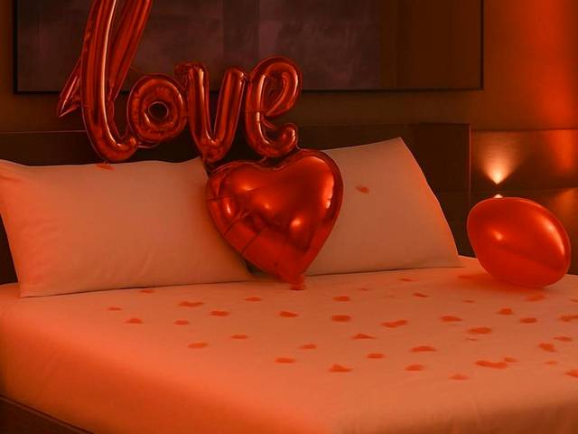 Lit double avec ballons Love et pétales - Love Room Ollioules - Nos Limites Room