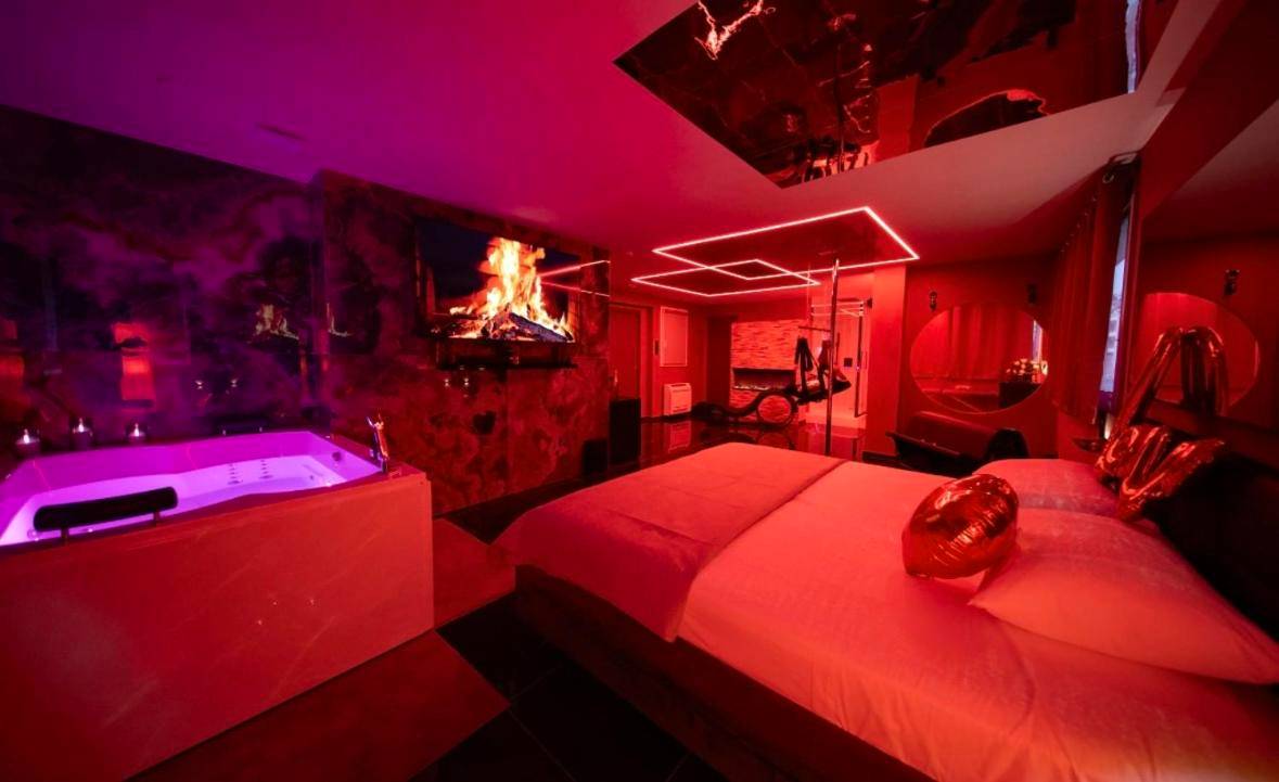 Suite avec jacuzzi, lit et miroir au plafond - Nos Limites Room