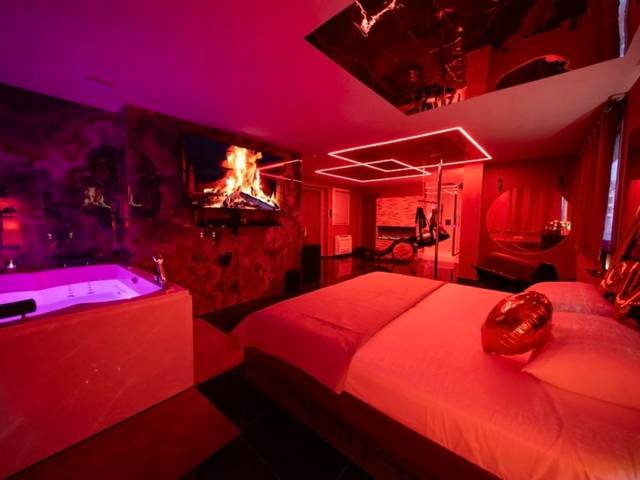 Suite avec jacuzzi, lit et miroir au plafond - Nos Limites Room