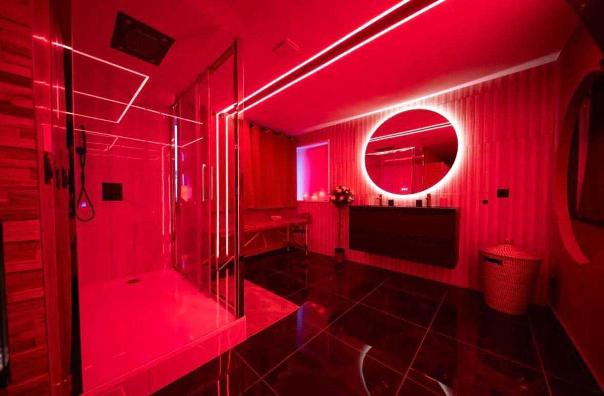 Salle de bain avec douche et miroir LED - Nos Limites Room