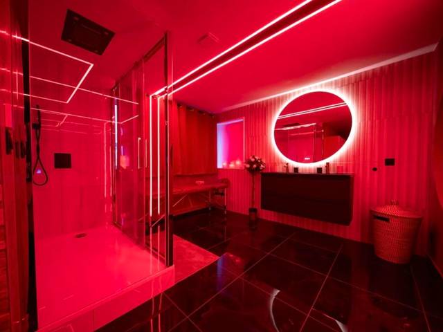 Salle de bain avec douche et miroir LED - Nos Limites Room