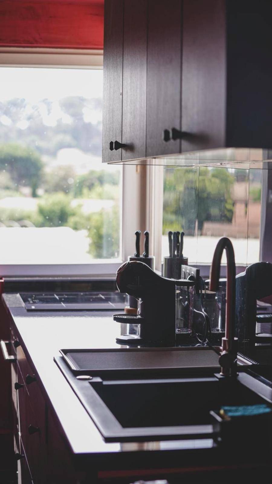 Cuisine équipée avec vue sur l'extérieur - Nos Limites Room