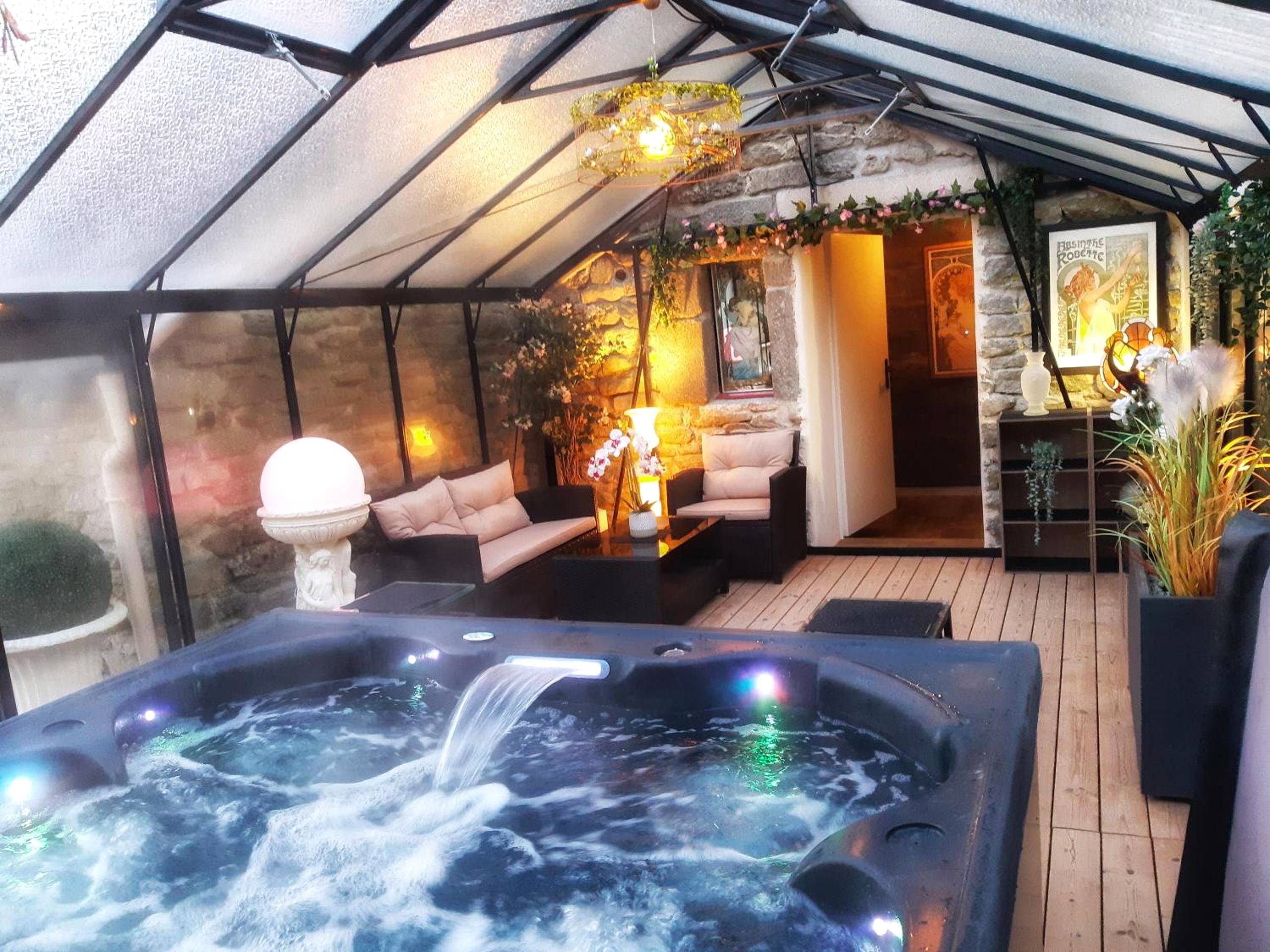 Jacuzzi privatif sous verrière avec salon - Love Room Trévron - Nuances d'Alcôves