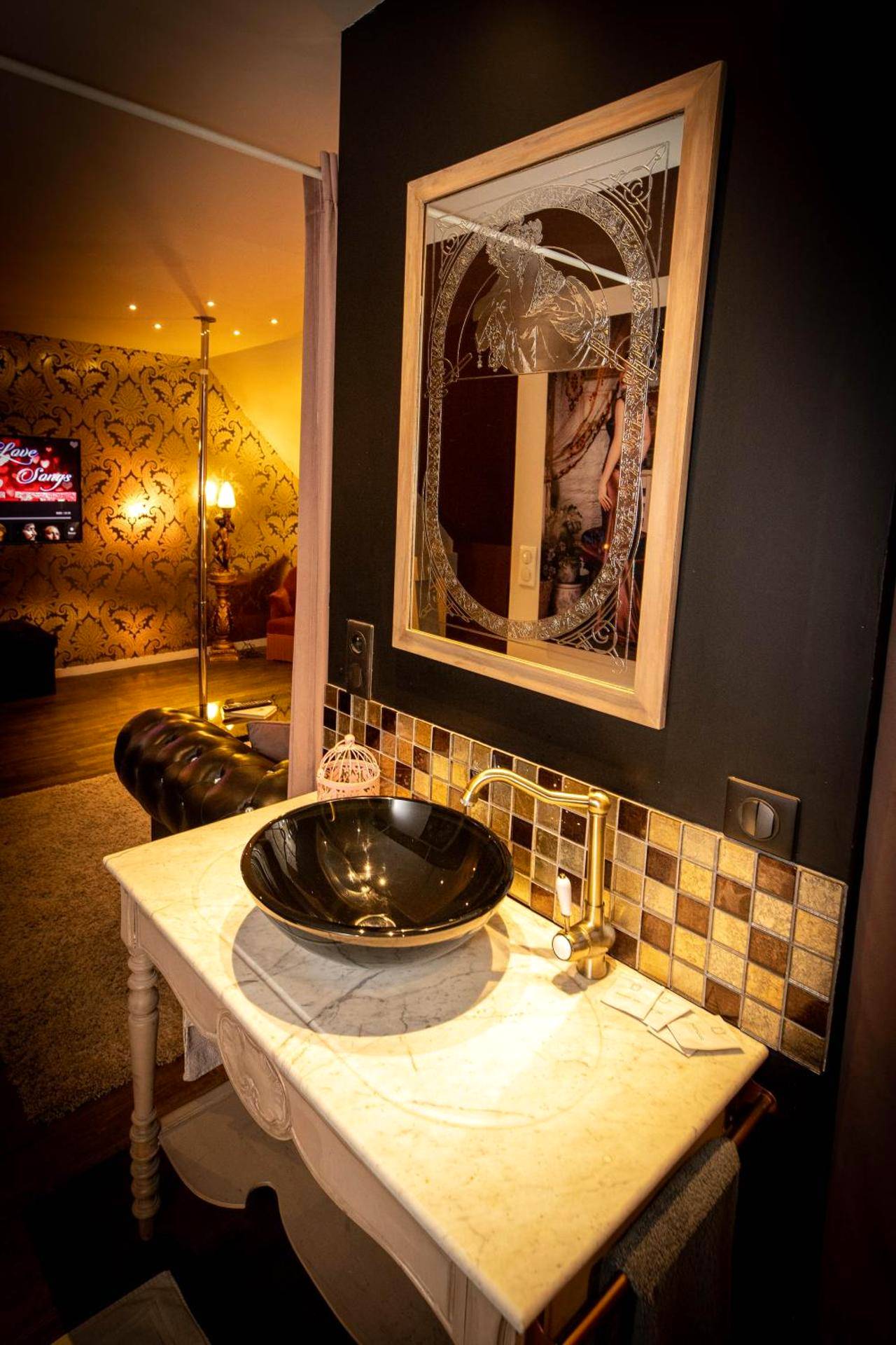 Vasque noire sur meuble en marbre et miroir - Nuances d'Alcôves