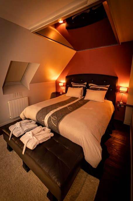Chambre romantique avec miroir de plafond - Nuances d'Alcôves