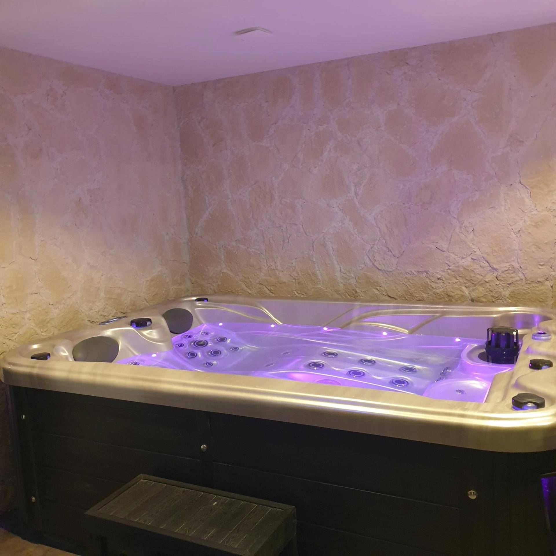 Jacuzzi privatif avec éclairage violet - Love Room Crémieu - Les Nuances de Mélis'