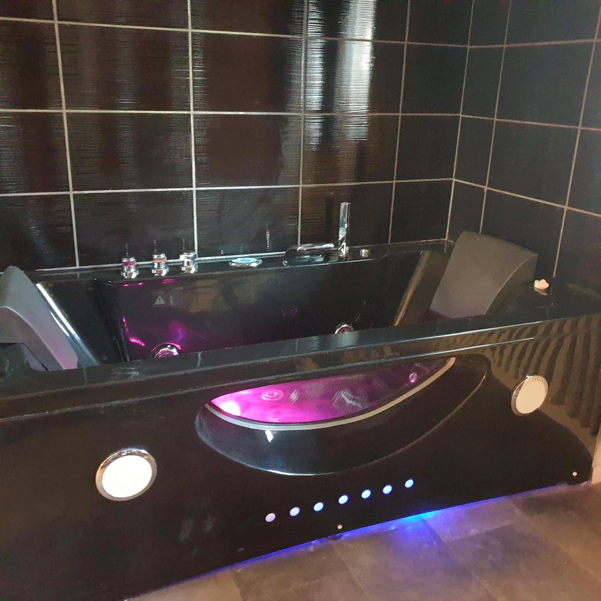 Baignoire balnéo noire avec LED intégrées - Les Nuances de Mélis'