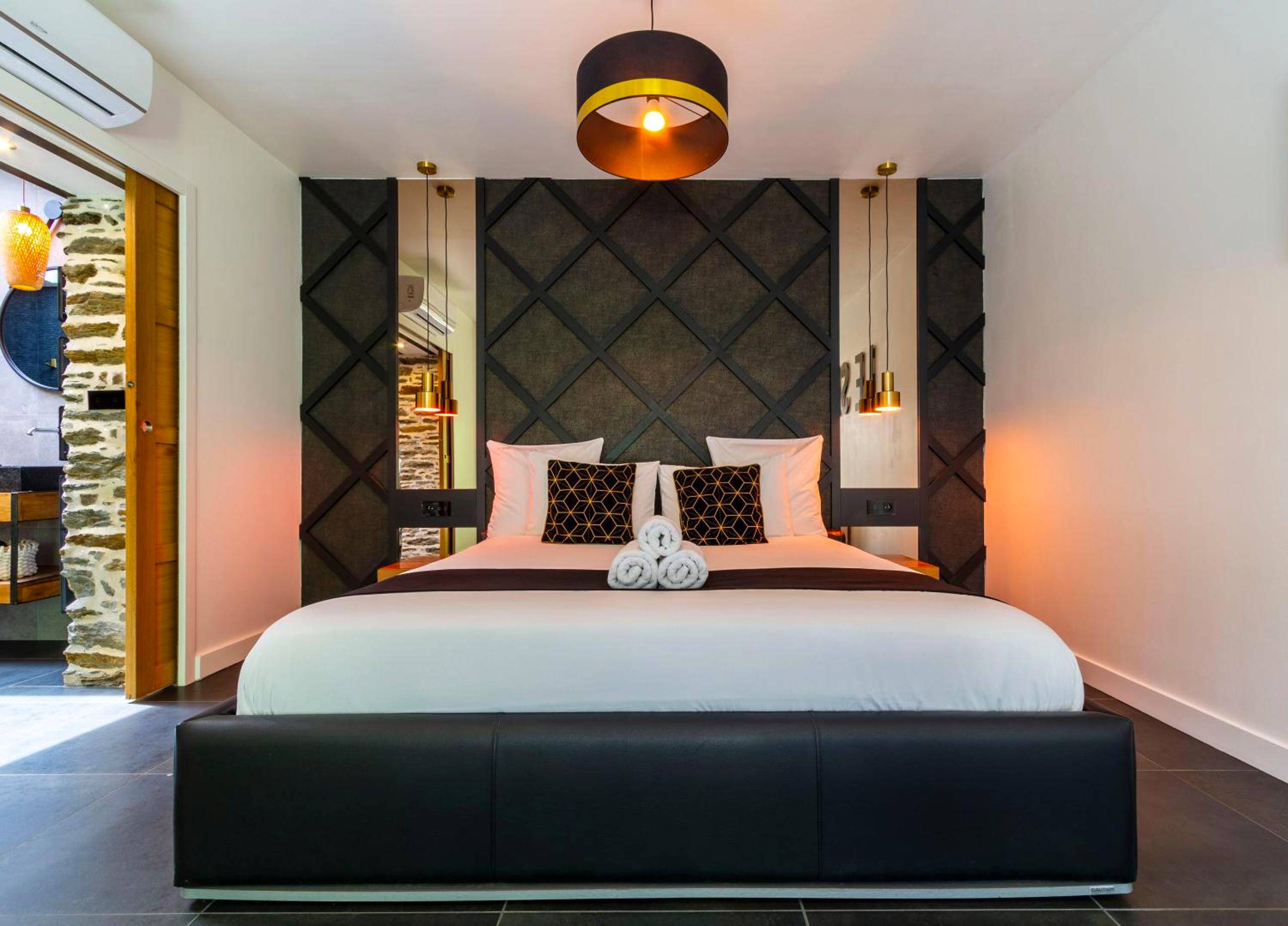 Lit king size avec tête de lit graphique - Nuit confort avec Balnéo XXL privative et Climatisation