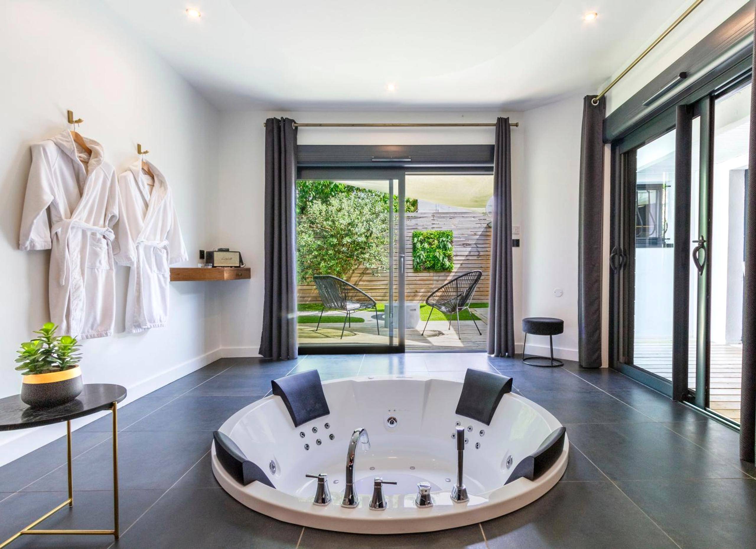 Photo du logement - Nuit confort avec Balnéo XXL privative et Climatisation