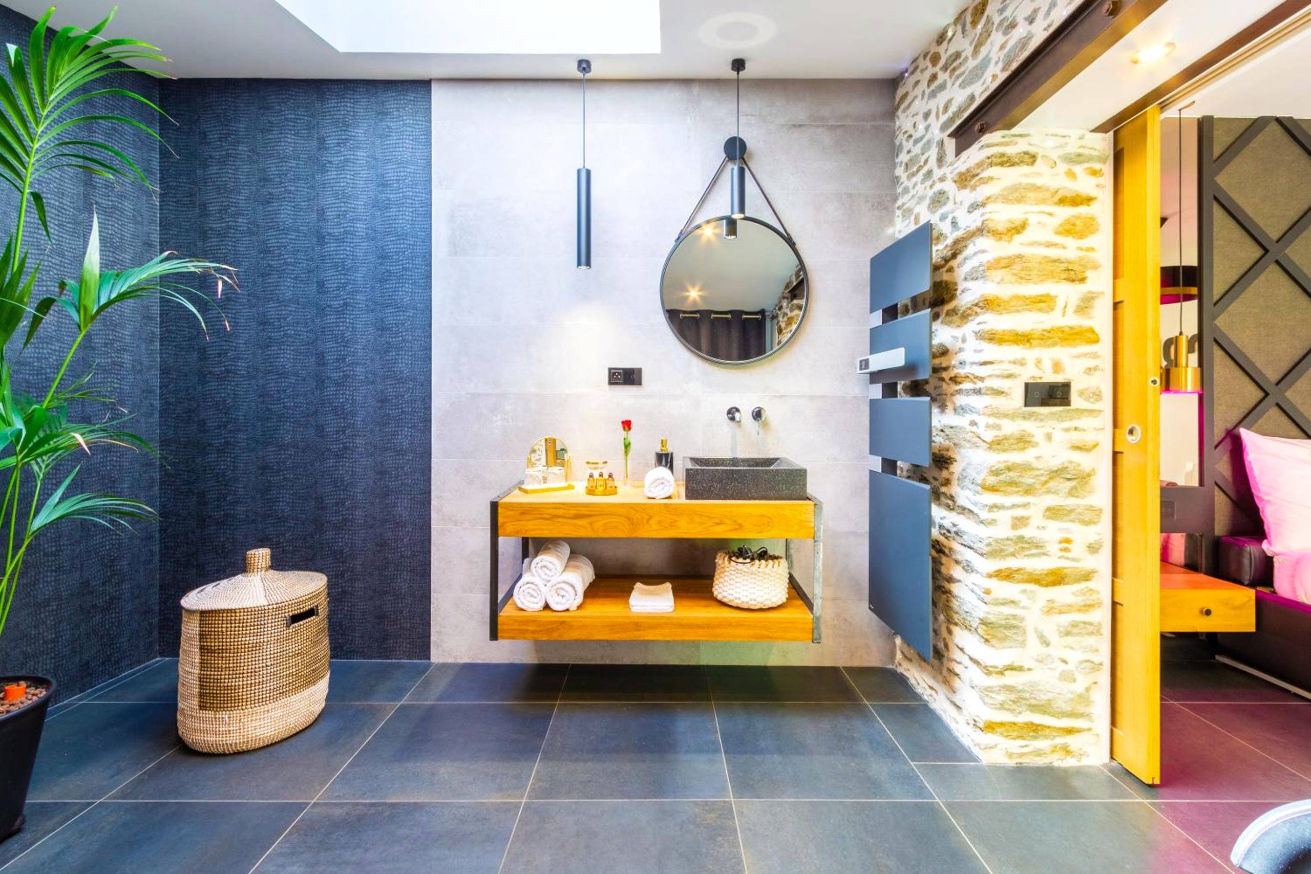 Salle de bain moderne avec mur en pierre - Nuit confort avec Balnéo XXL privative et Climatisation