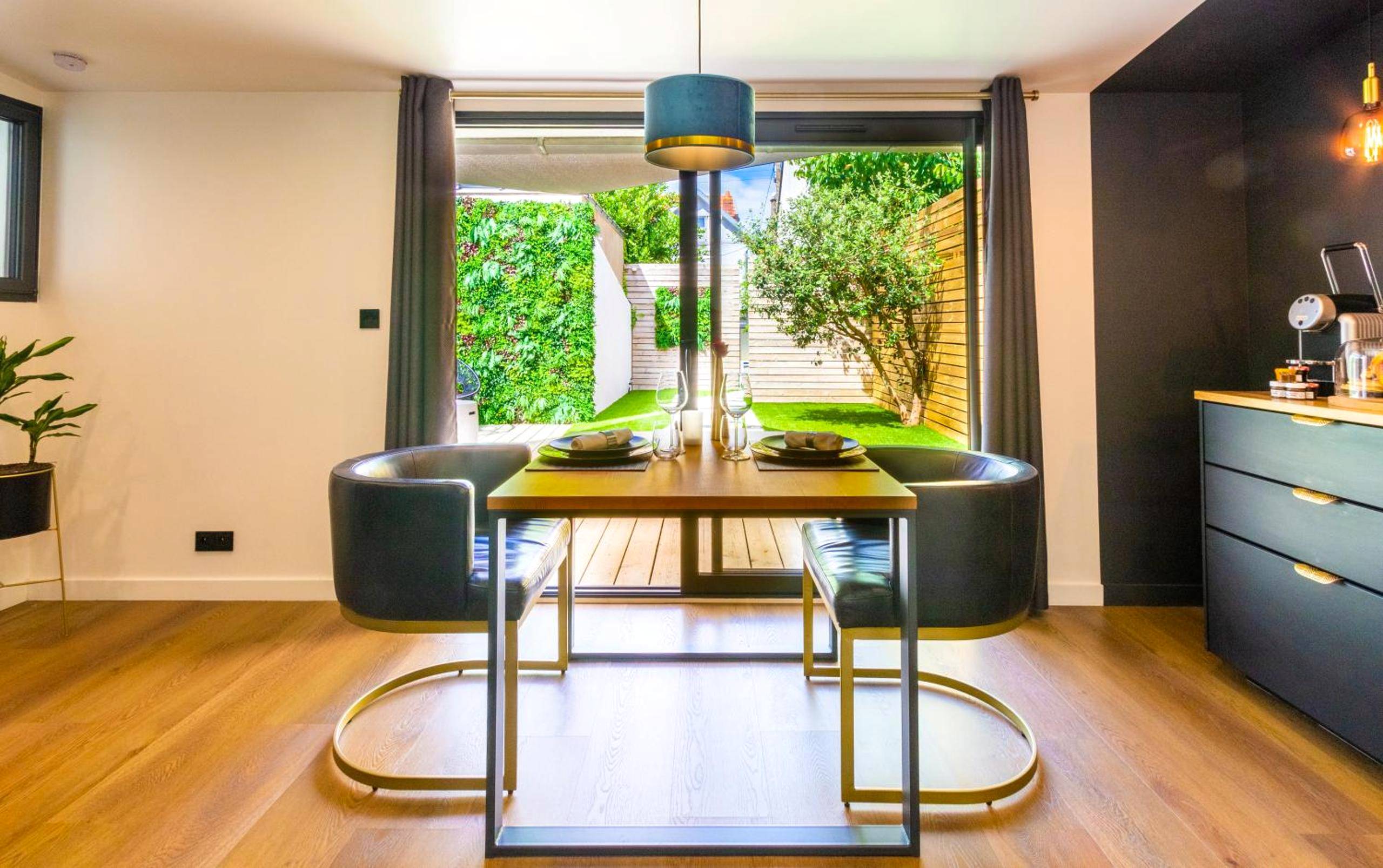 Espace repas avec vue sur jardin aménagé - Nuit confort avec Balnéo XXL privative et Climatisation