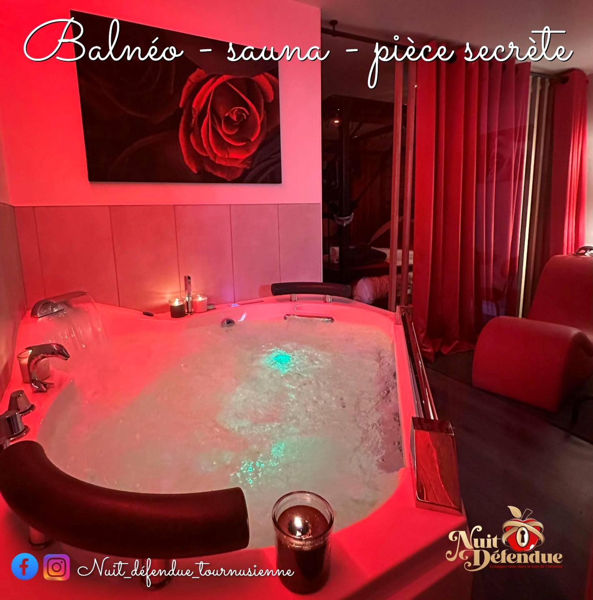 Baignoire balnéo avec éclairage rose et bougies - Love Room Tournus - Nuit Défendue Jacuzzi - Sauna