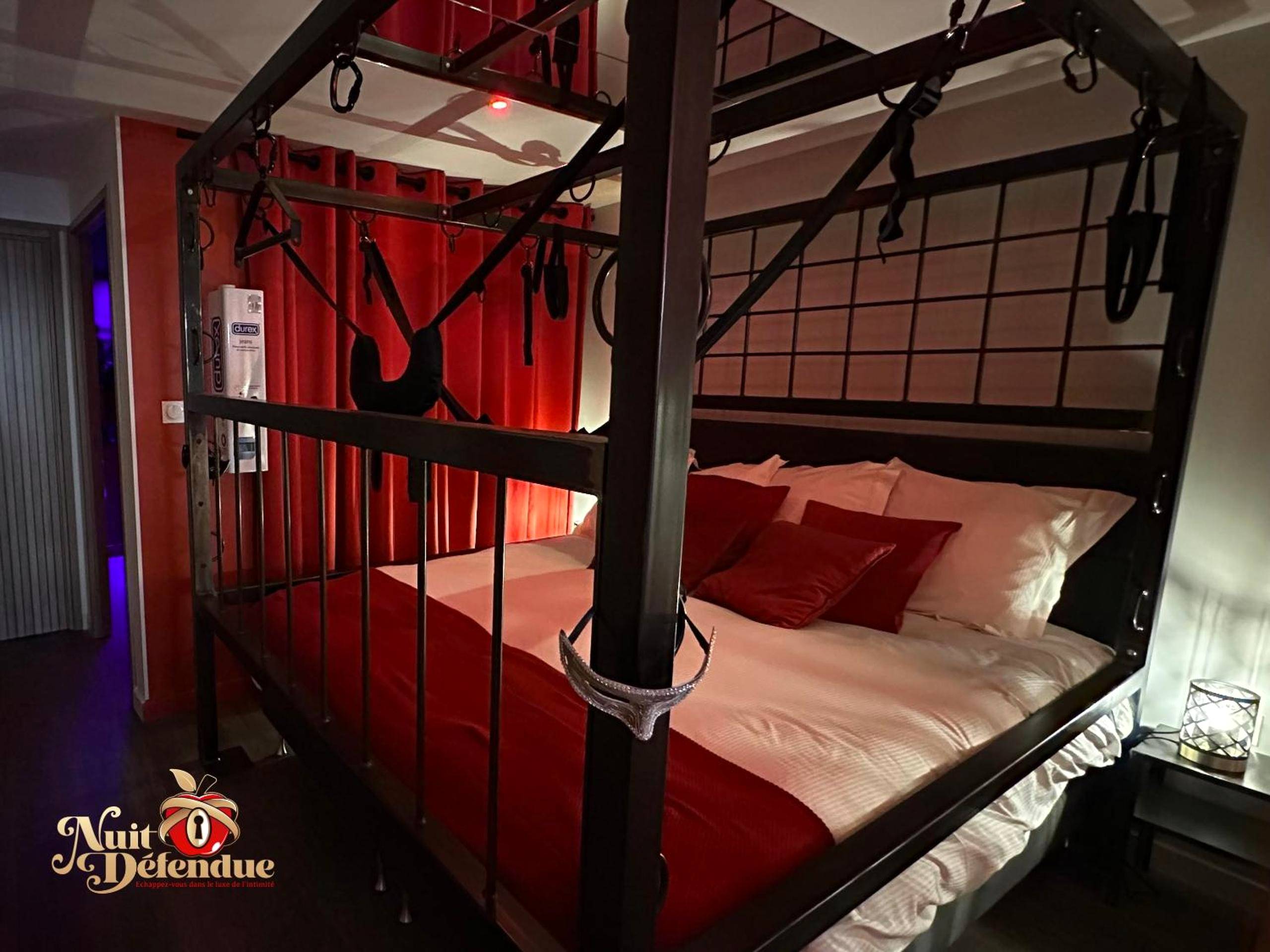 Lit à baldaquin avec sangles et accessoires - Nuit Défendue Jacuzzi - Sauna