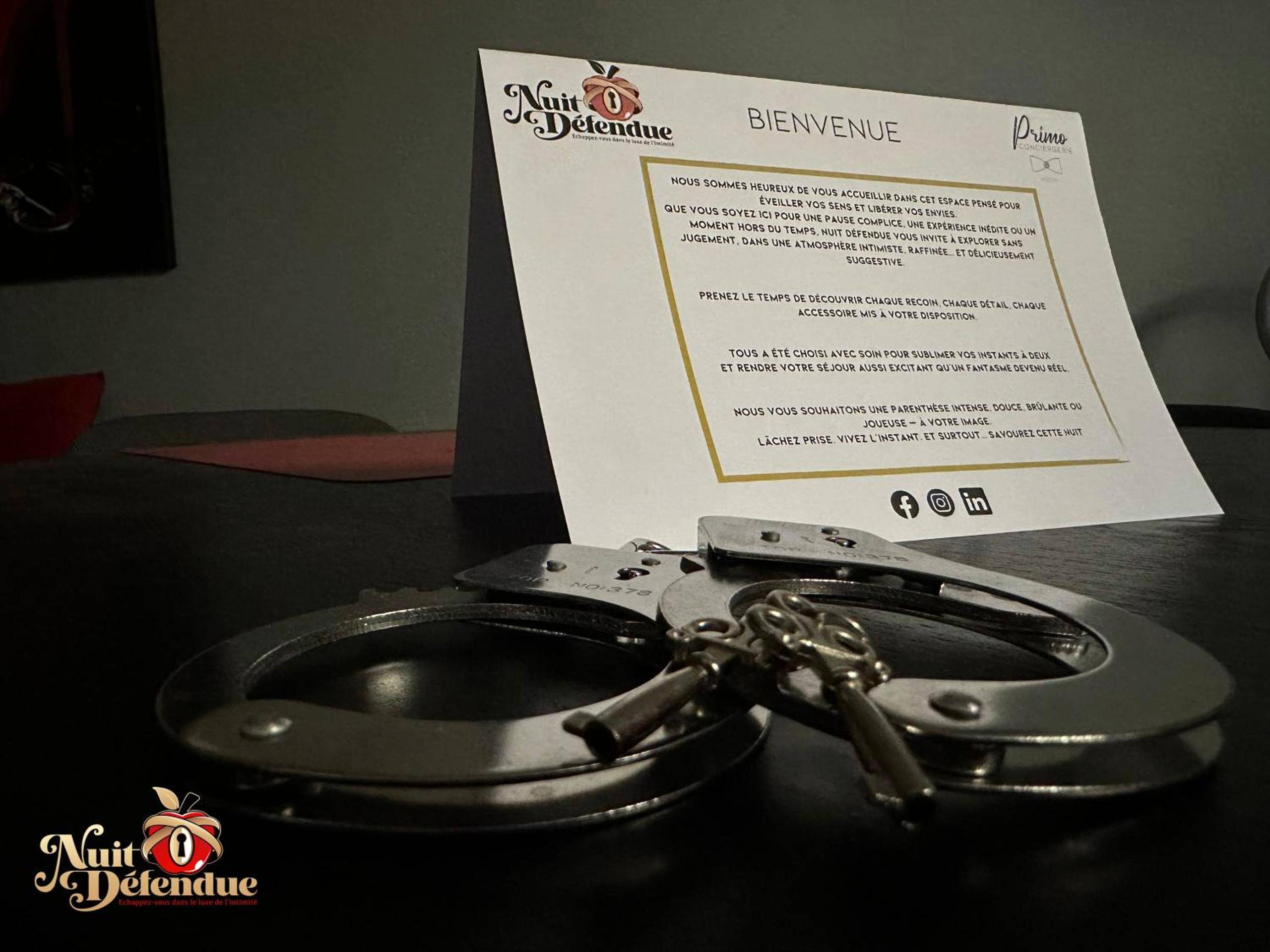 Menottes en métal et mot de bienvenue - Nuit Défendue Jacuzzi - Sauna