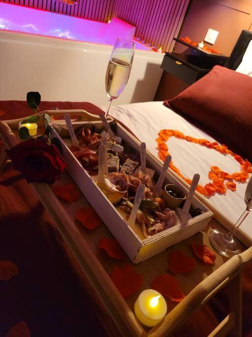 Photo du logement - Nuit d'évasion love room avec baignoire balnéothérapie