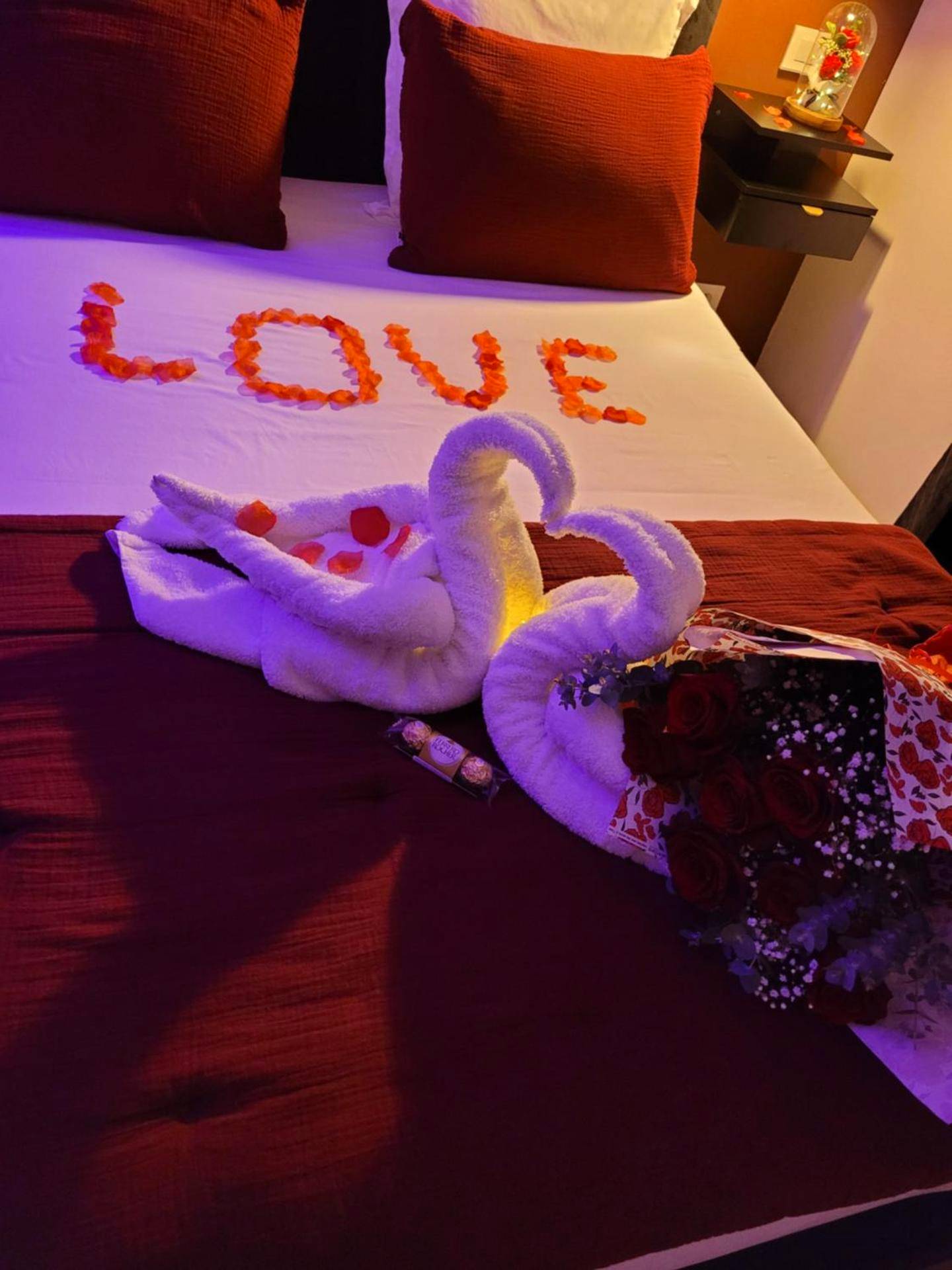 Photo du logement - Nuit d'évasion love room avec baignoire balnéothérapie - Toulon