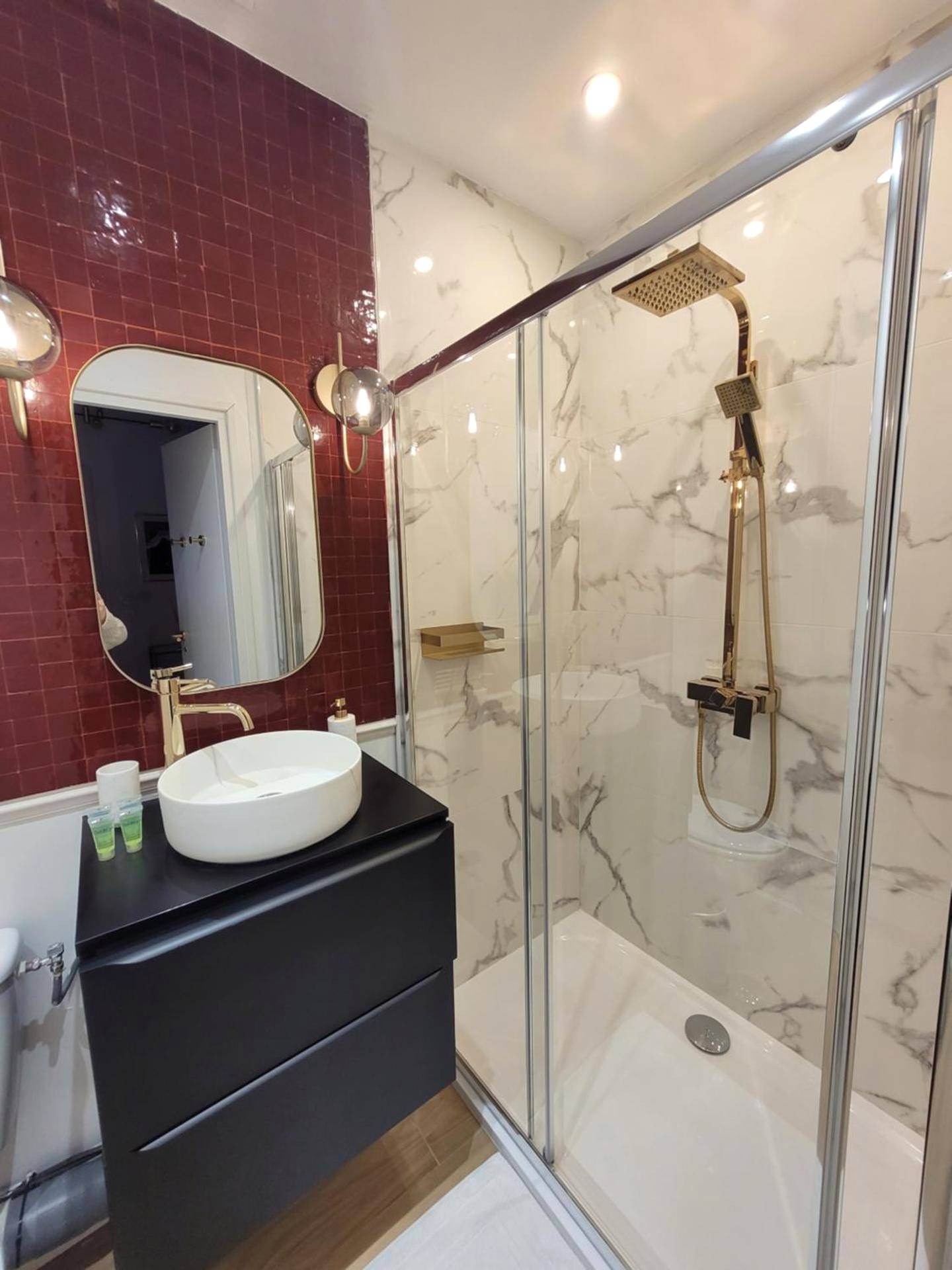 Salle d'eau moderne avec douche à l'italienne - Nuit d'évasion love room avec baignoire balnéothérapie