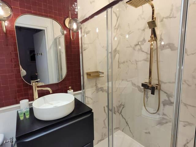 Salle d'eau moderne avec douche à l'italienne - Nuit d'évasion love room avec baignoire balnéothérapie