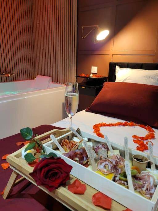 Plateau de dégustation et champagne sur le lit - Nuit d'évasion love room avec baignoire balnéothérapie