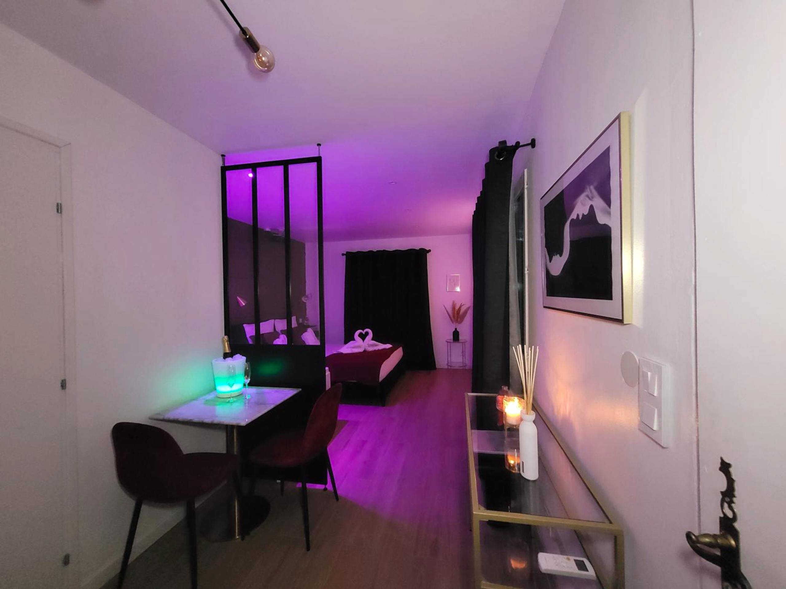 Espace dînatoire et vue d'ensemble de la suite - Nuit d'évasion love room avec baignoire balnéothérapie