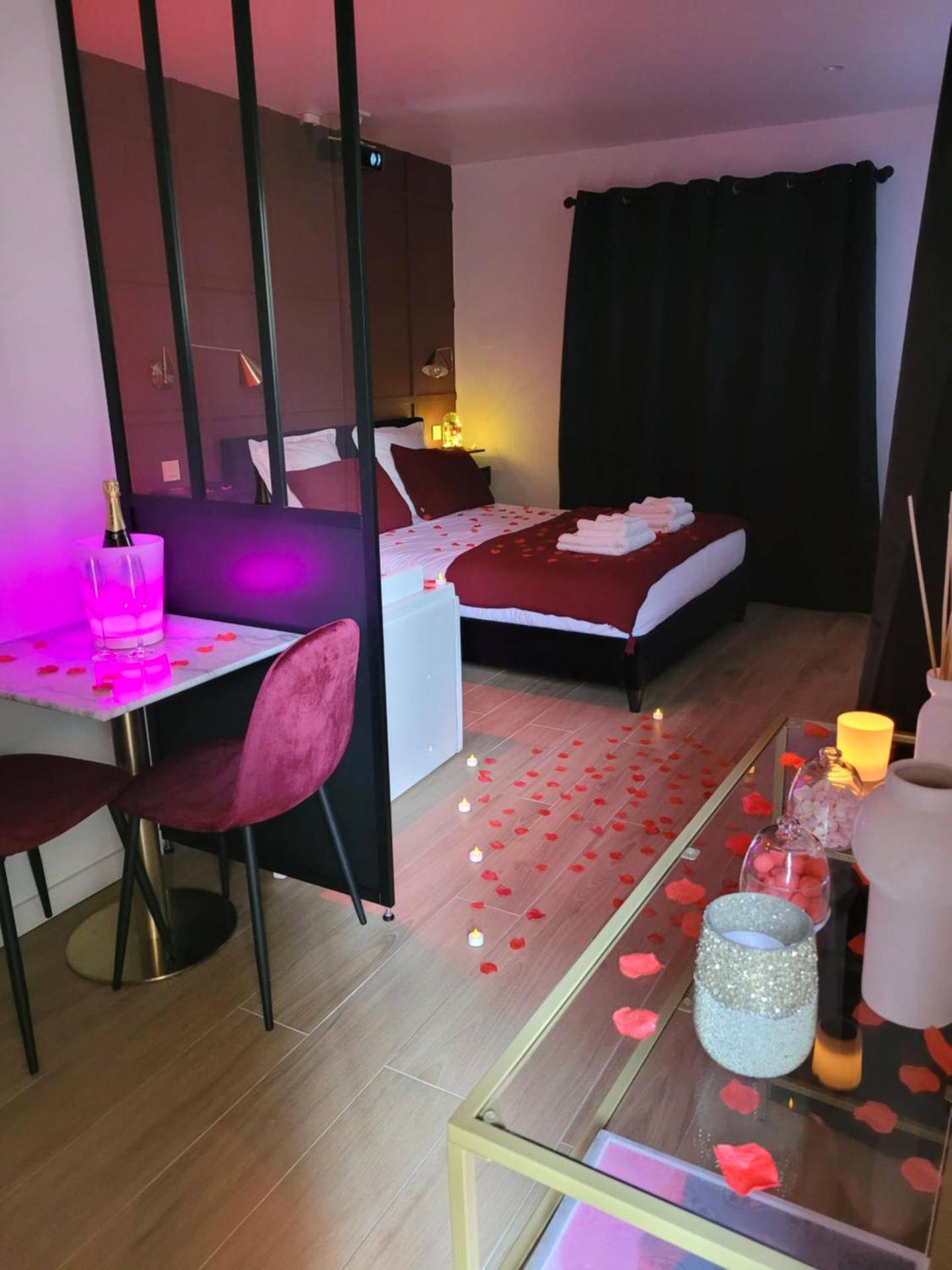Photo du logement - Nuit d'évasion love room avec baignoire balnéothérapie - Toulon
