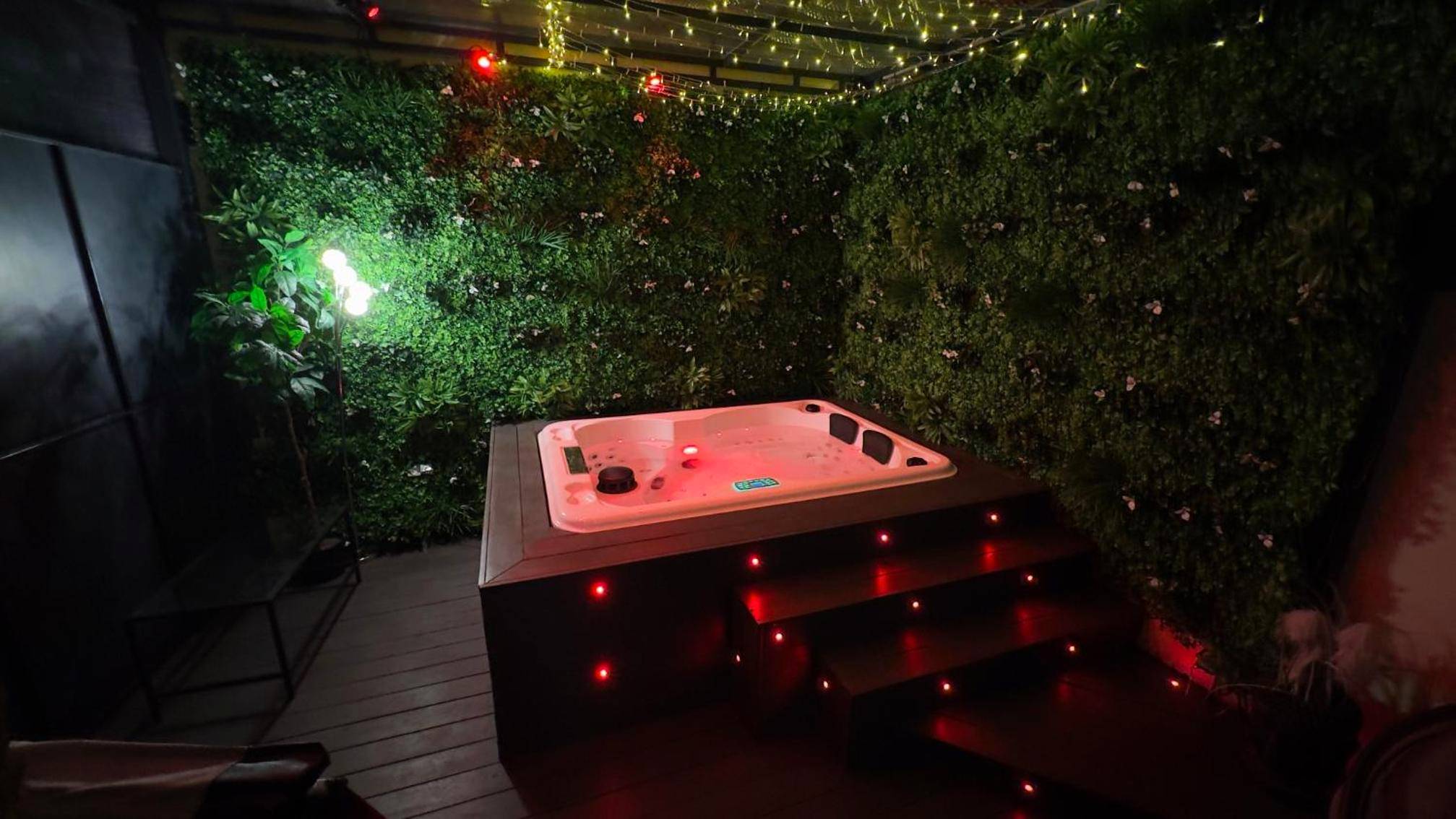 Jacuzzi privatif avec mur végétal et leds - Love Room Villemomble - By nuit - parisienne : Superbe appartement avec SPA...